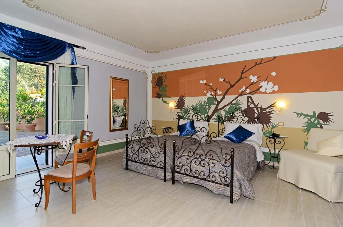 Photo of the whole room in La Chandelle