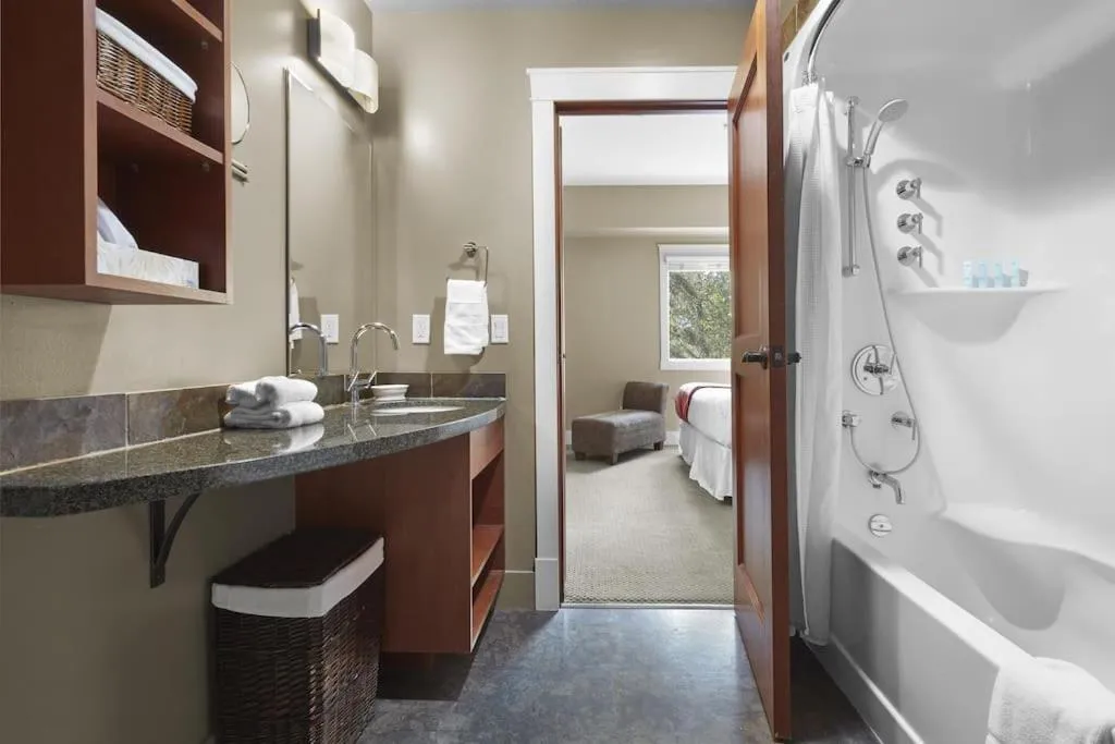 Star Suite -Luxurious condo with 3 fireplaces, and open Pool!