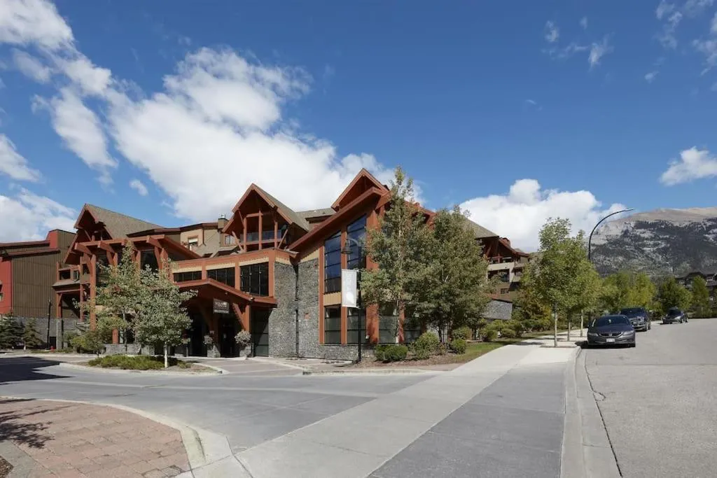 Star Suite -Luxurious condo with 3 fireplaces, and open Pool!