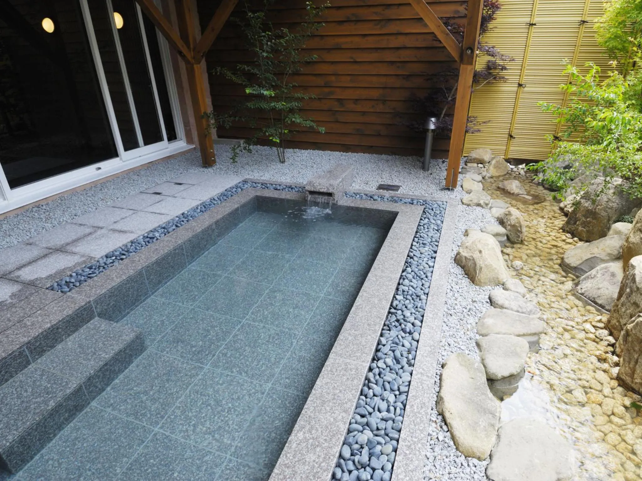 Hot Spring Bath in Auberge de South Terrace