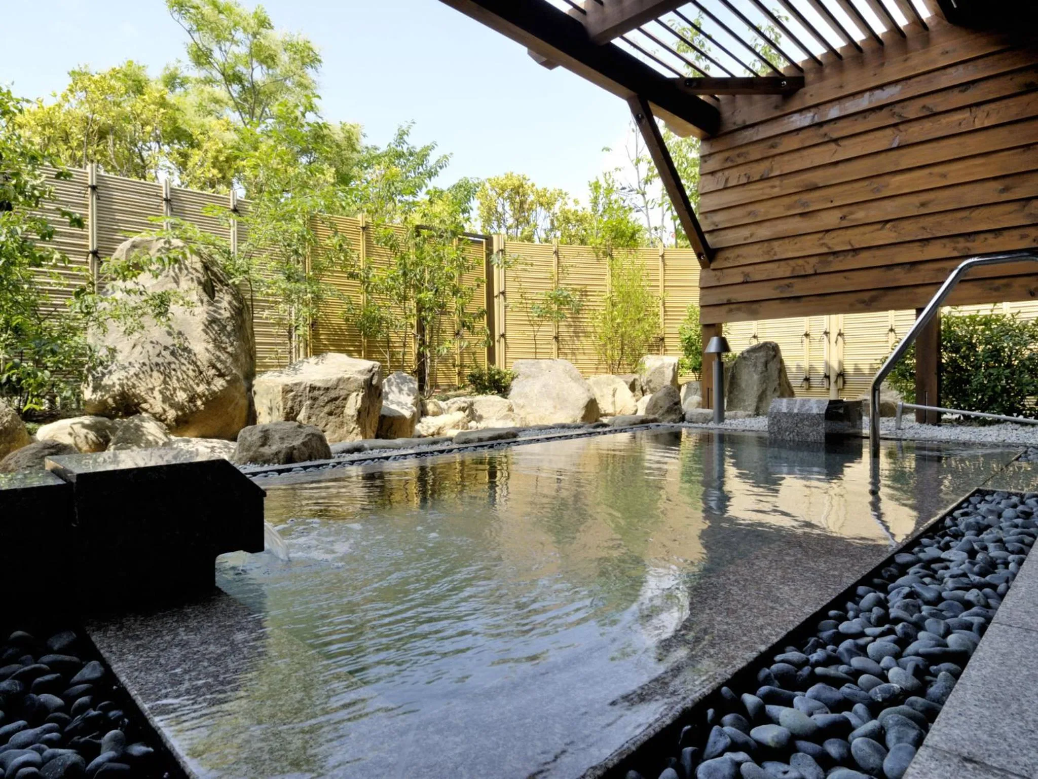 Hot Spring Bath in Auberge de South Terrace