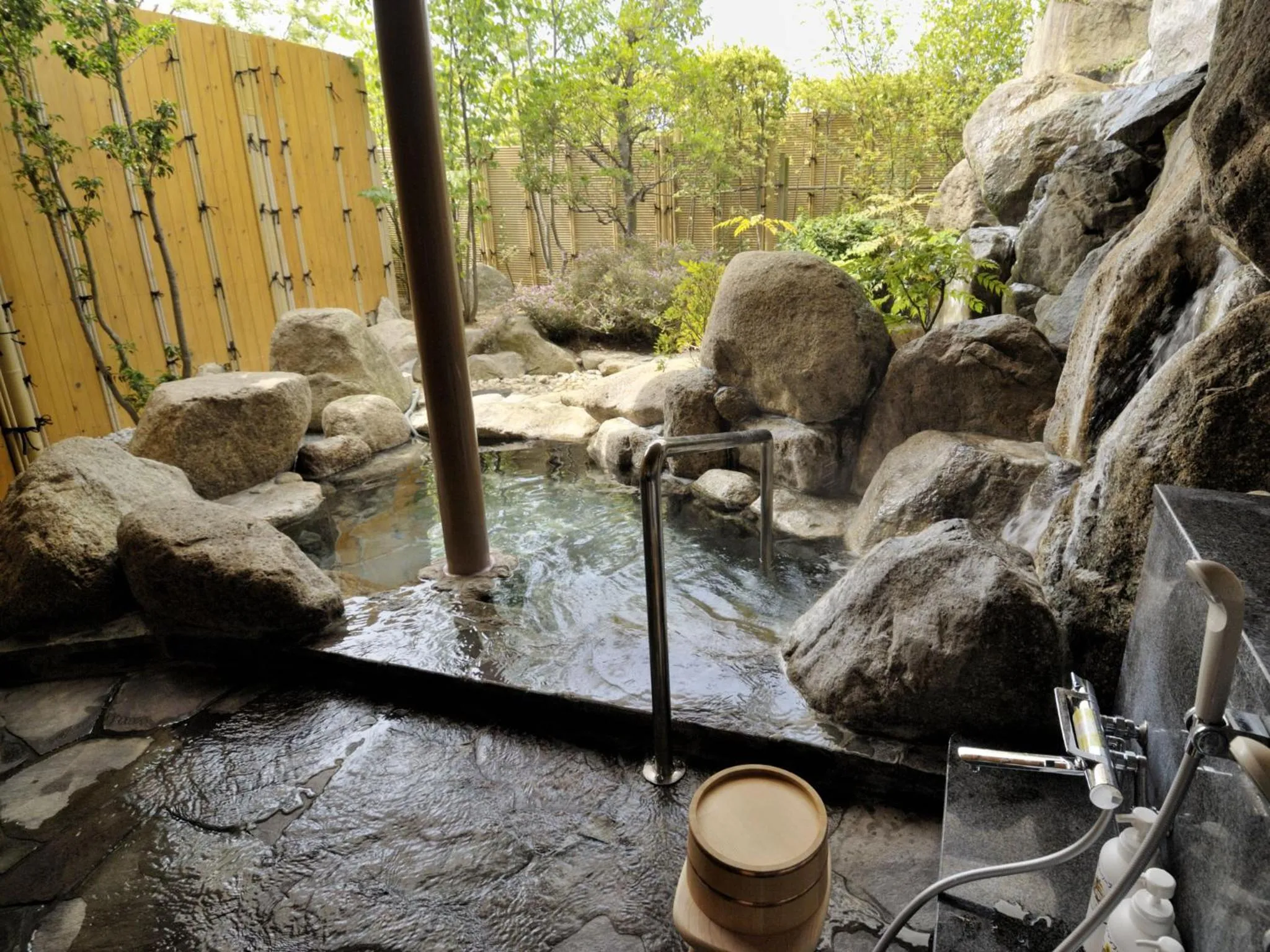 Hot Spring Bath in Auberge de South Terrace