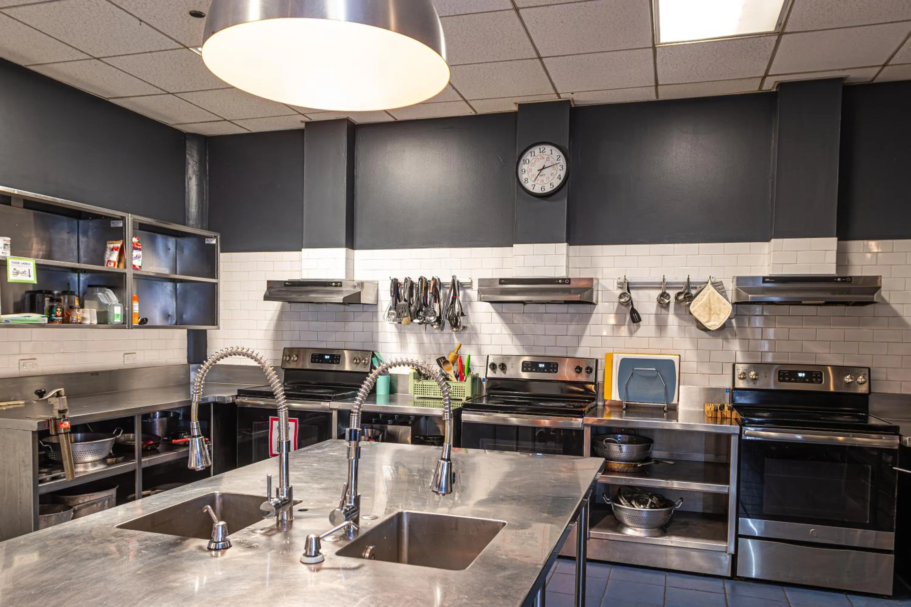 Communal kitchen in HI Chicago Hostel