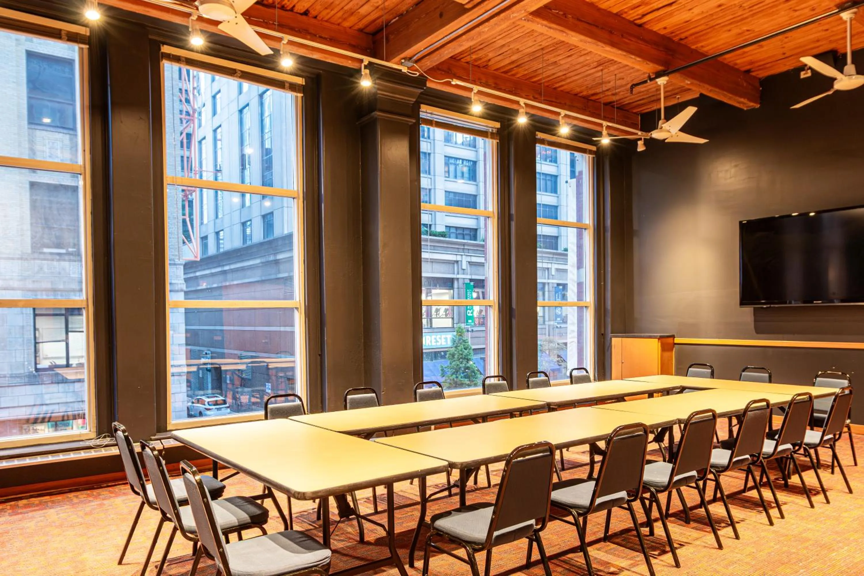 Meeting/conference room in HI Chicago Hostel