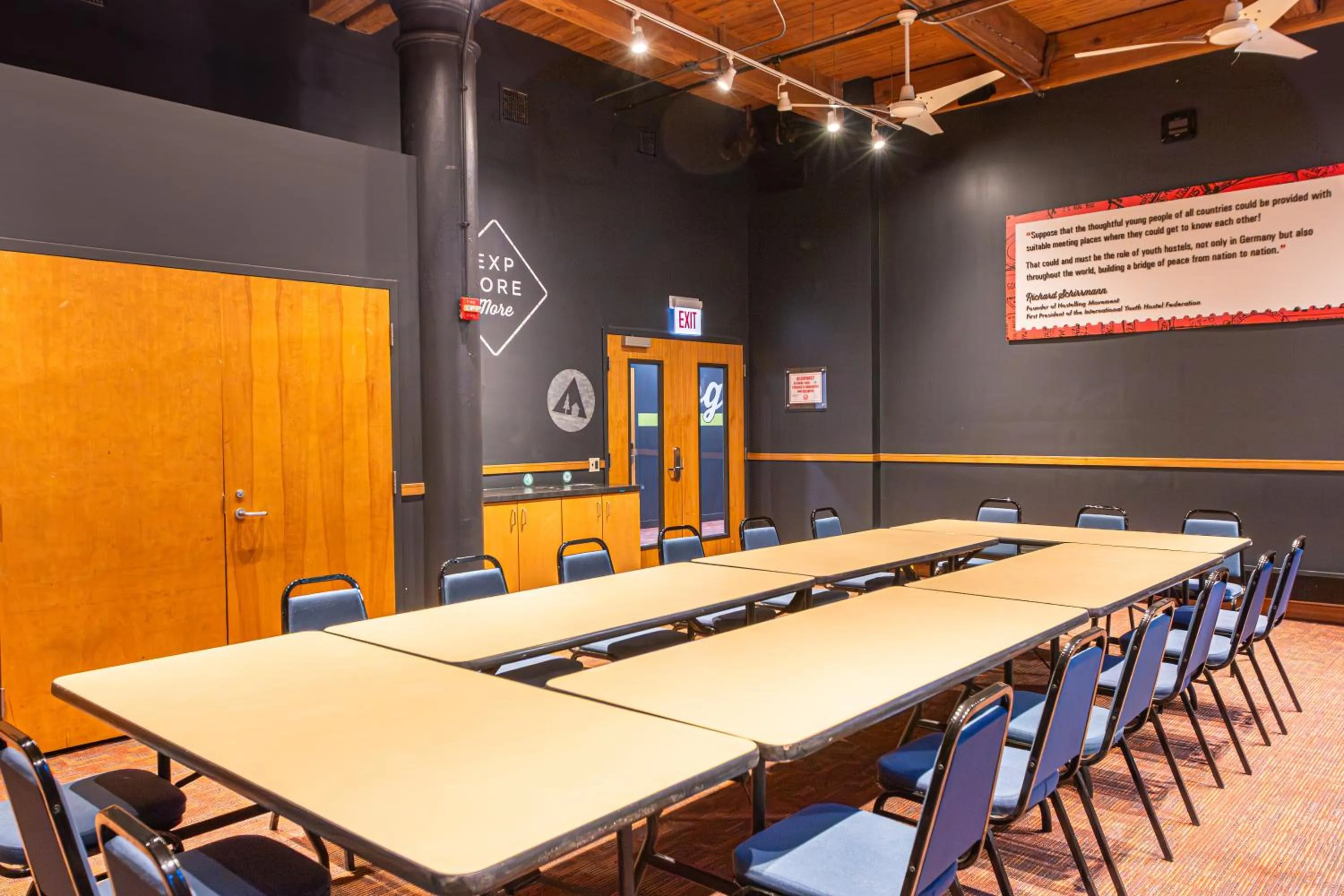 Meeting/conference room in HI Chicago Hostel