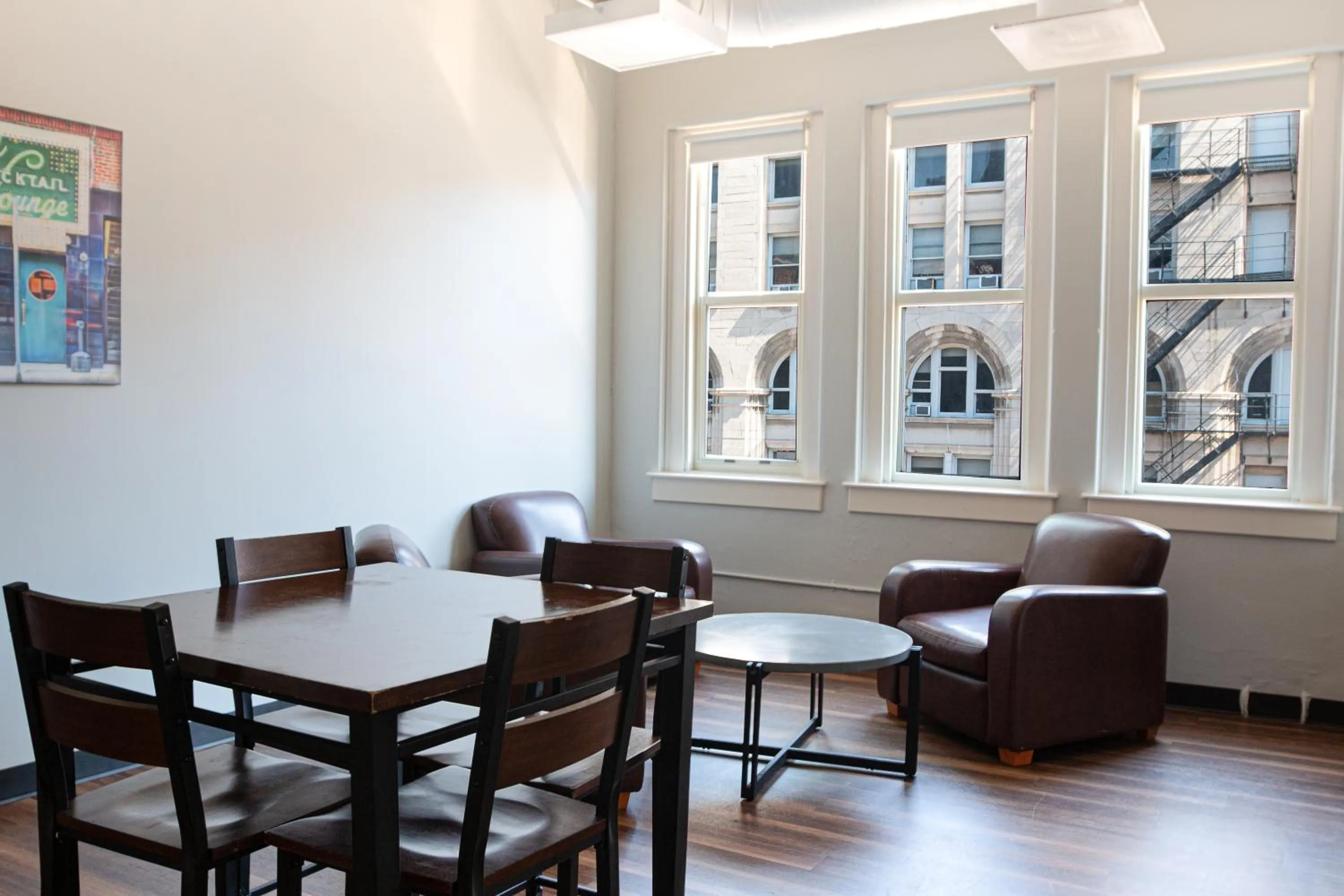 Living room in HI Chicago Hostel