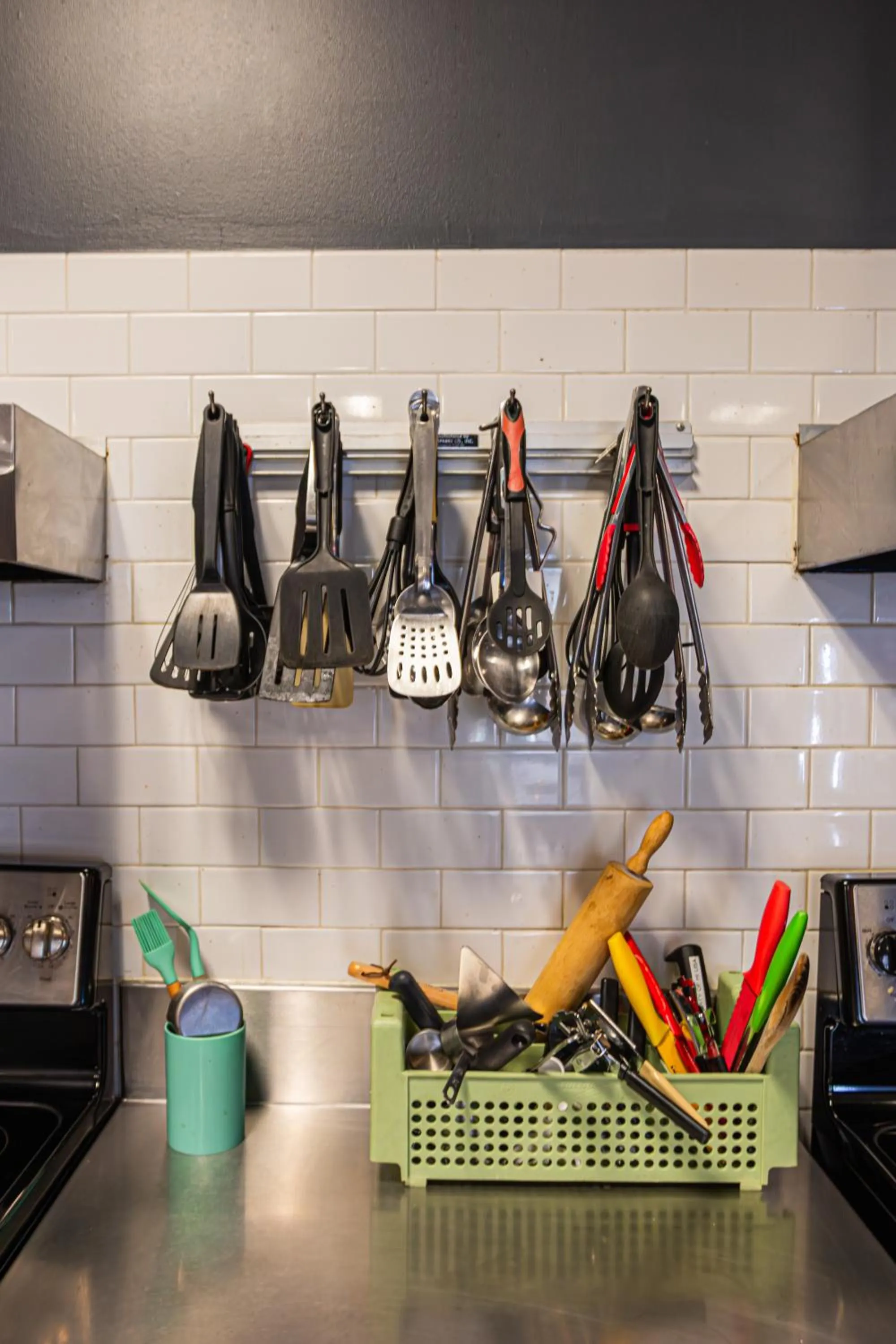 Communal kitchen in HI Chicago Hostel