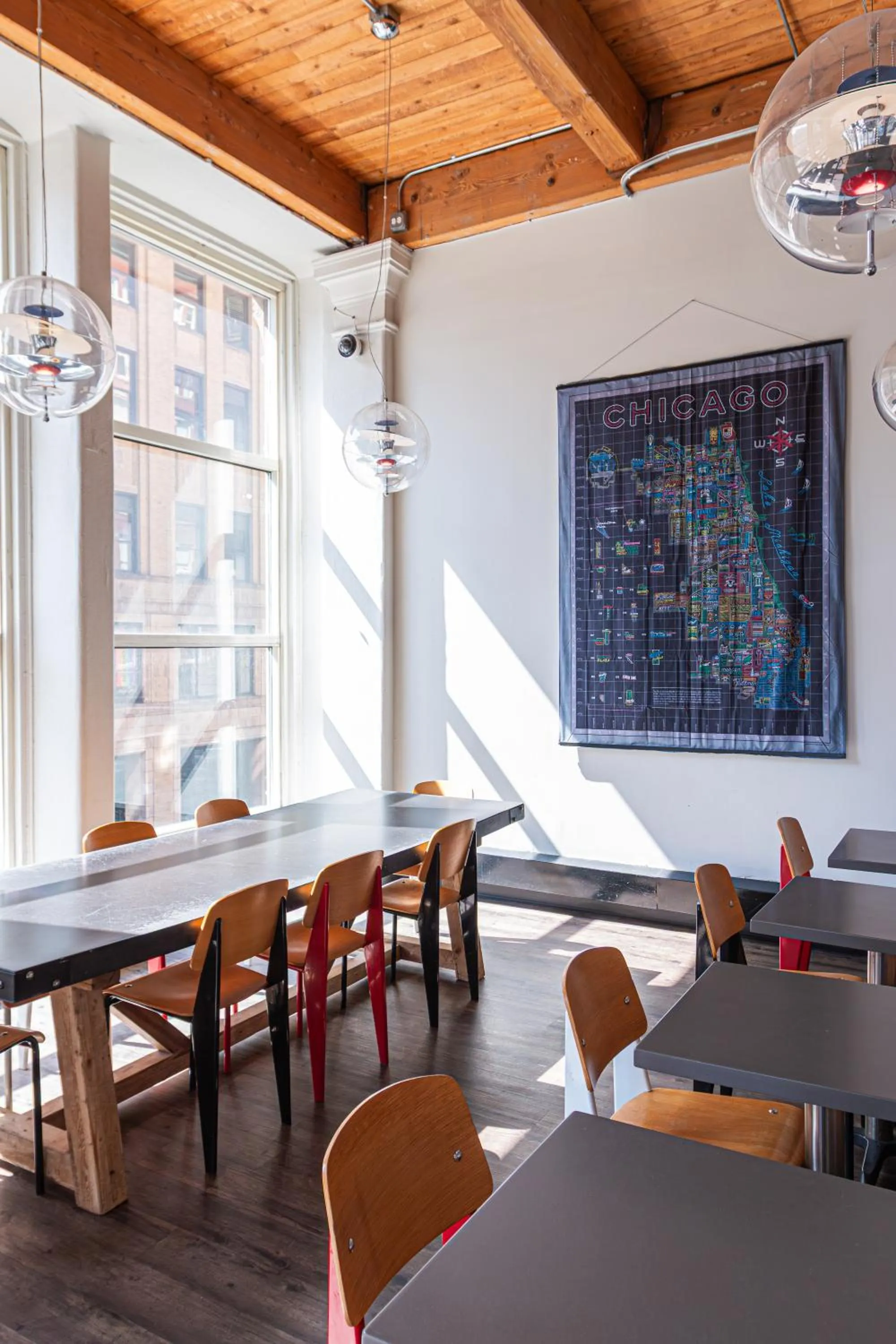 Dining area in HI Chicago Hostel