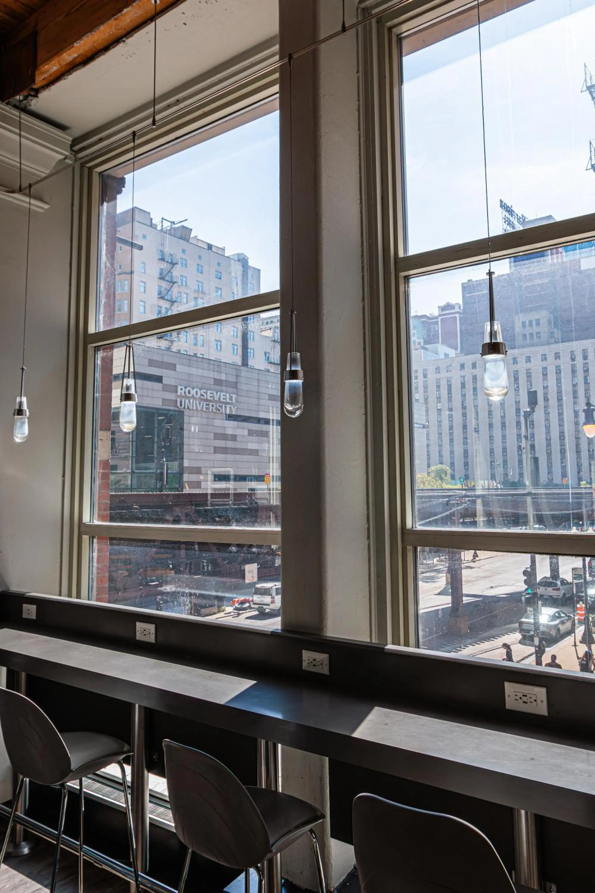 Dining area in HI Chicago Hostel