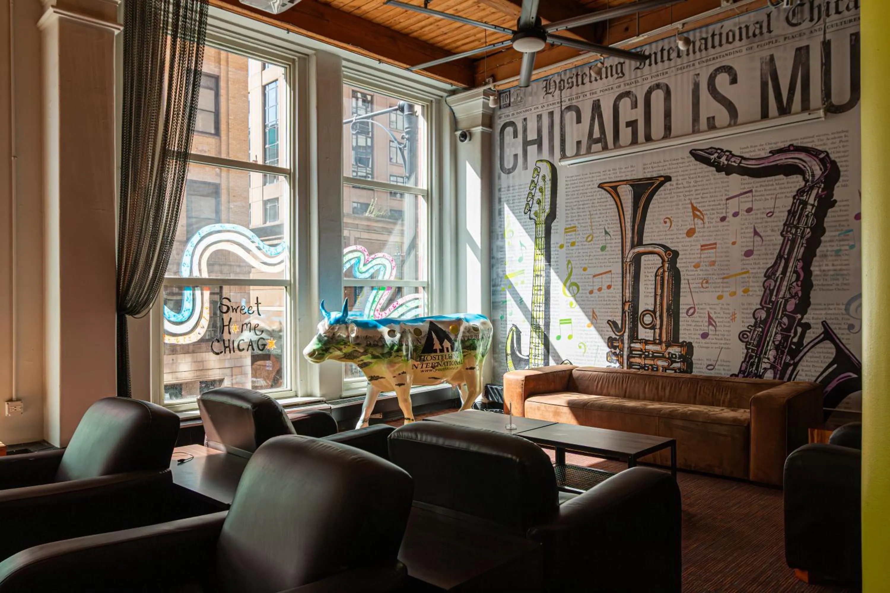 Living room in HI Chicago Hostel