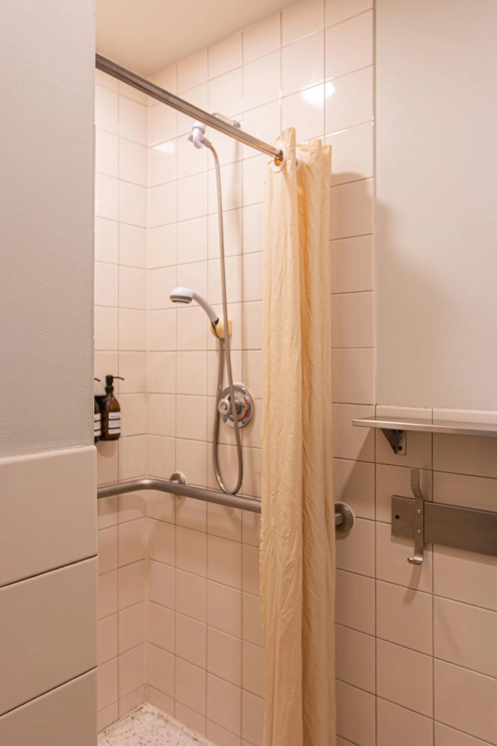 Bathroom in HI Chicago Hostel