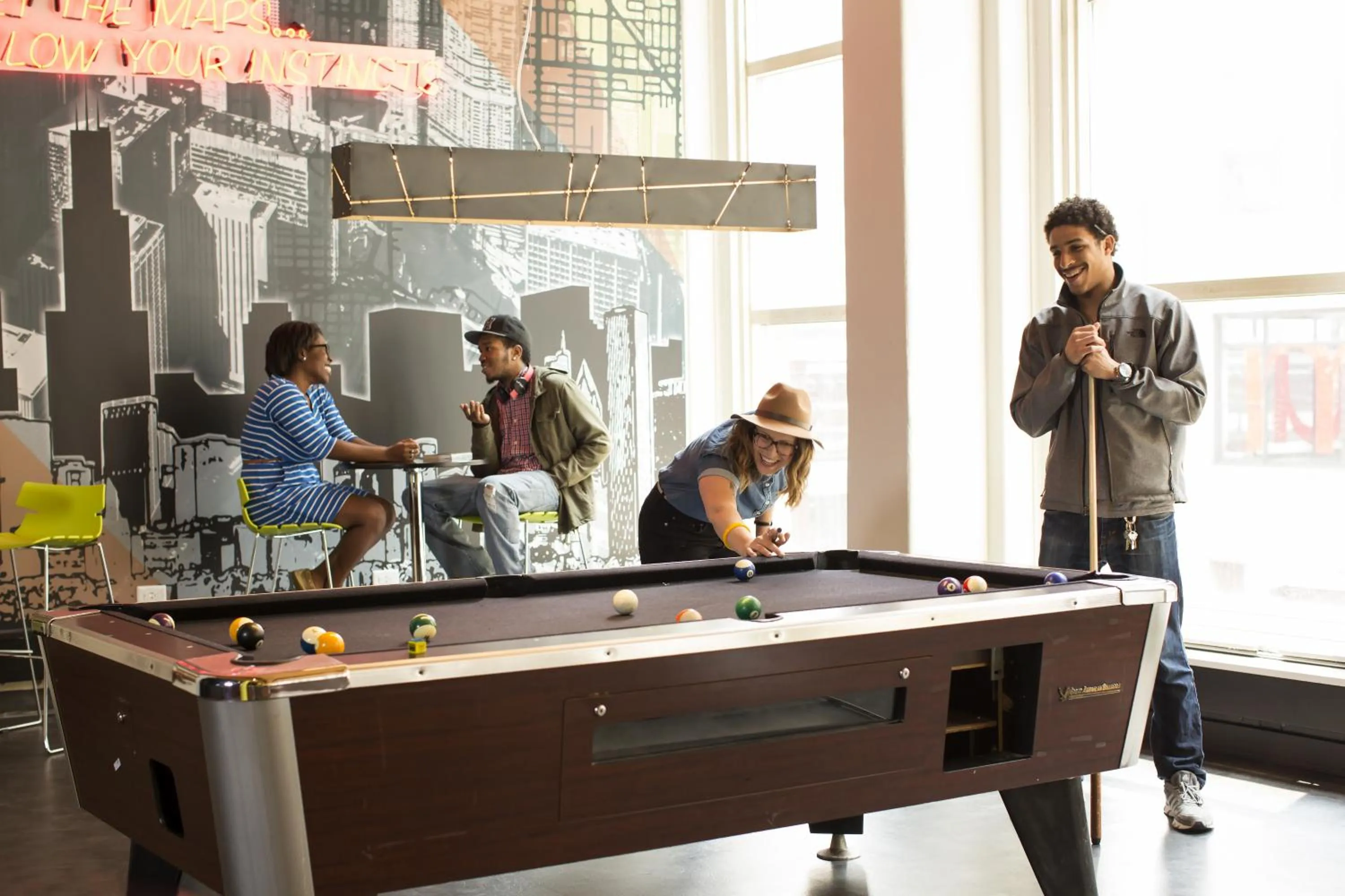 Communal lounge/ TV room in HI Chicago Hostel