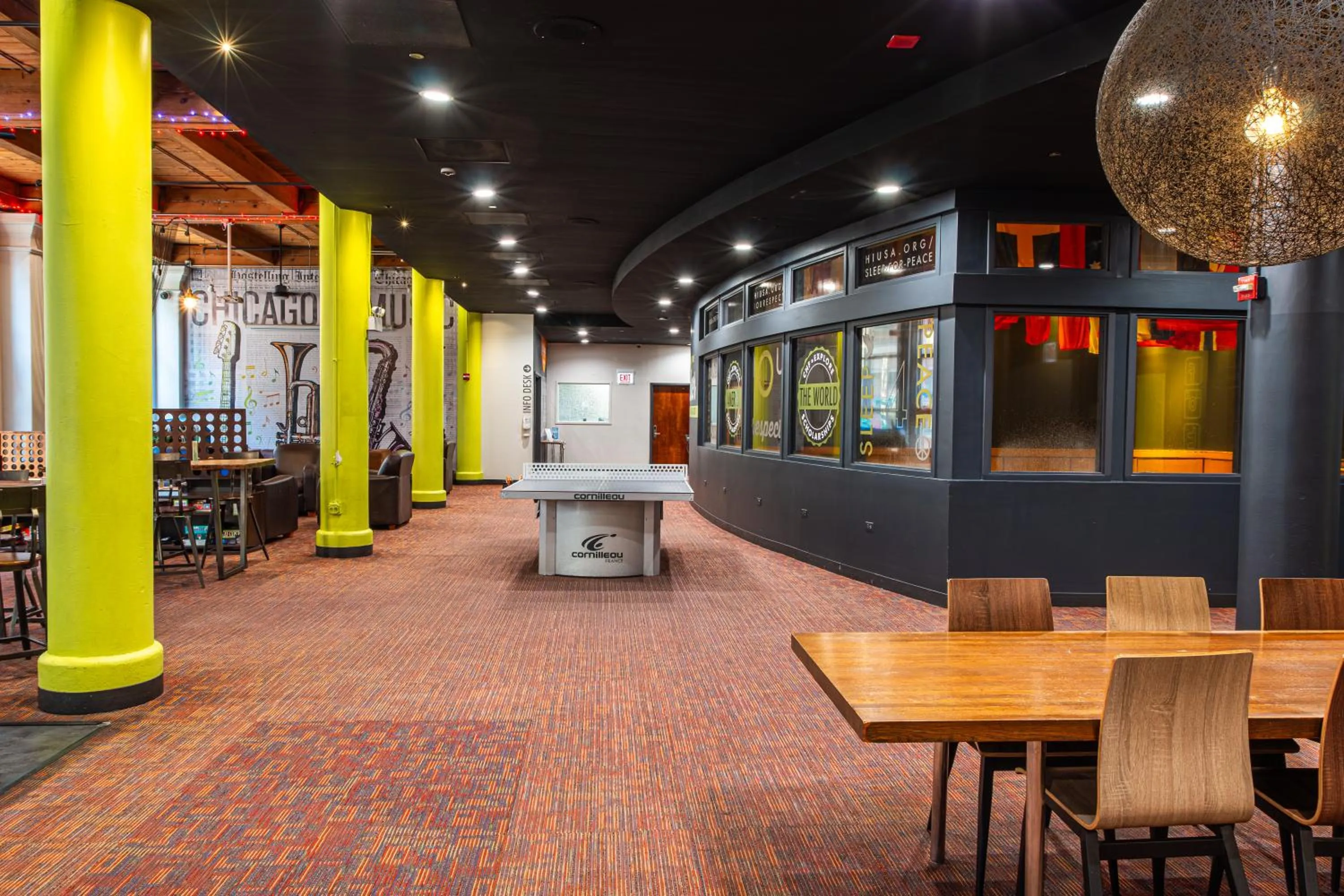 Communal lounge/ TV room in HI Chicago Hostel