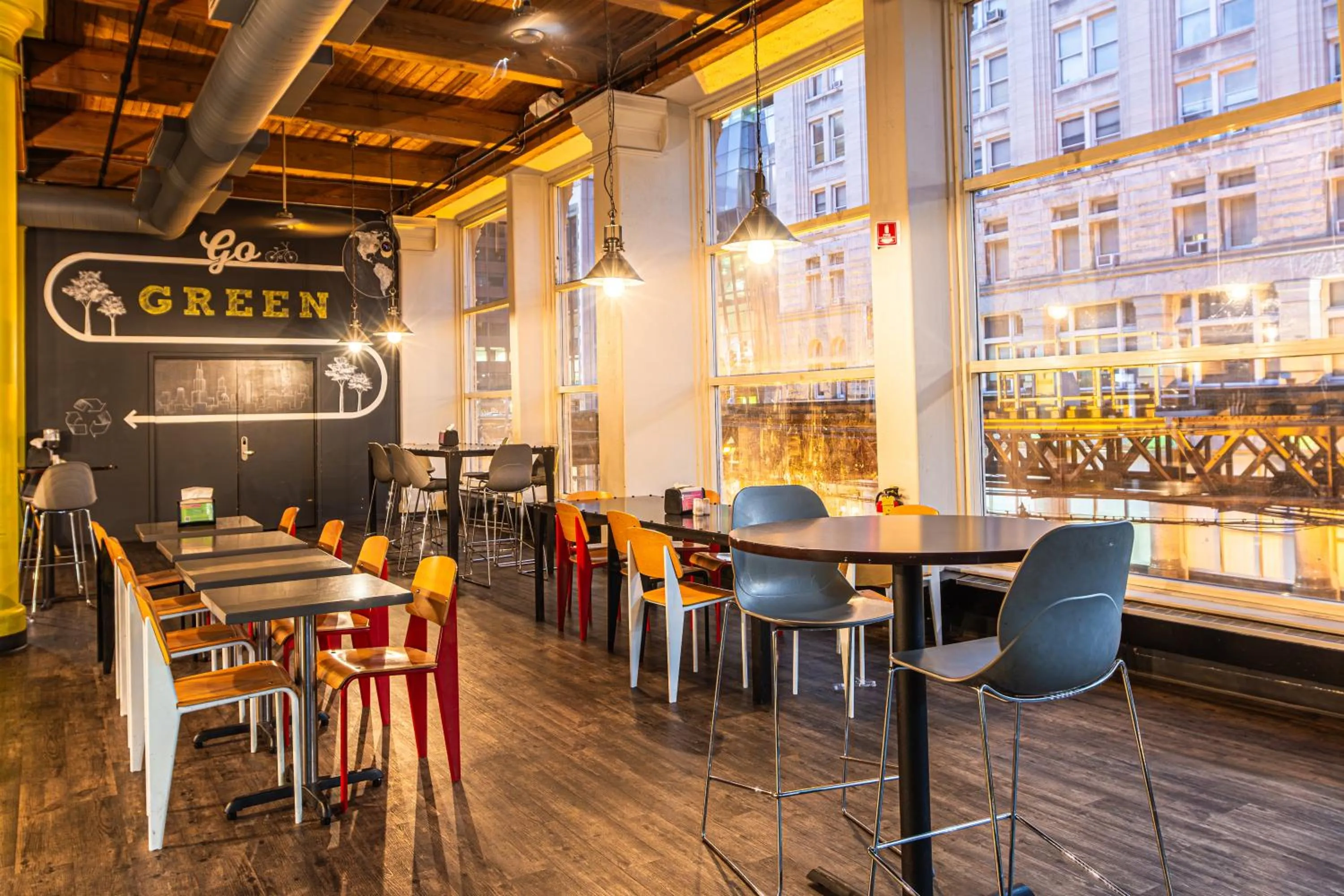 Dining area in HI Chicago Hostel