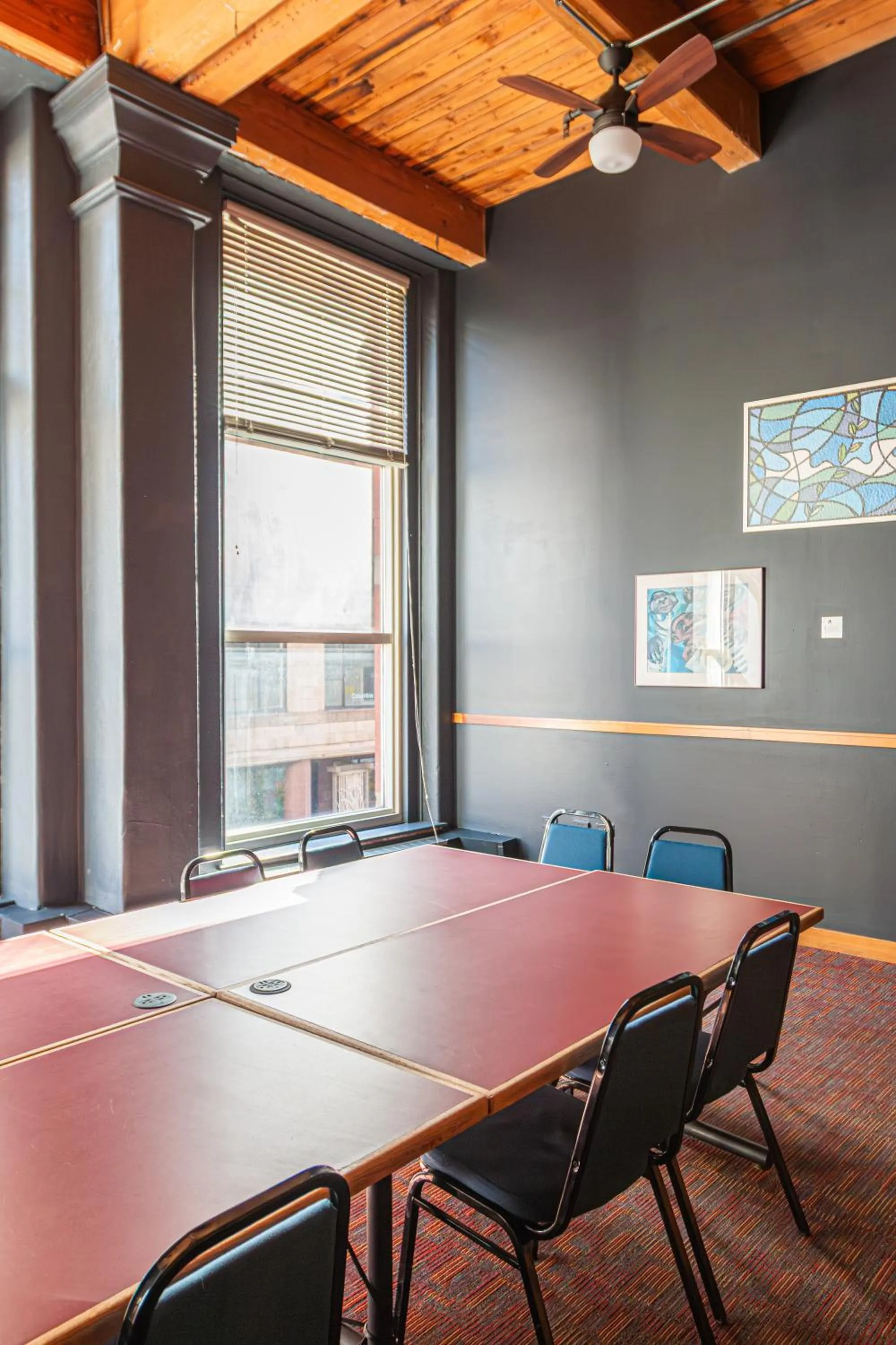 Meeting/conference room in HI Chicago Hostel