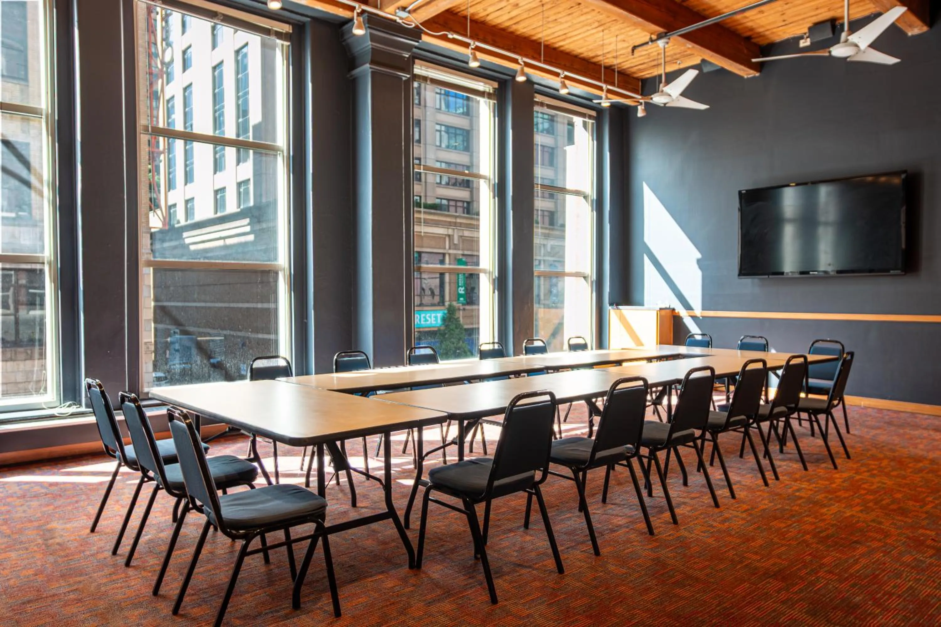 Meeting/conference room in HI Chicago Hostel