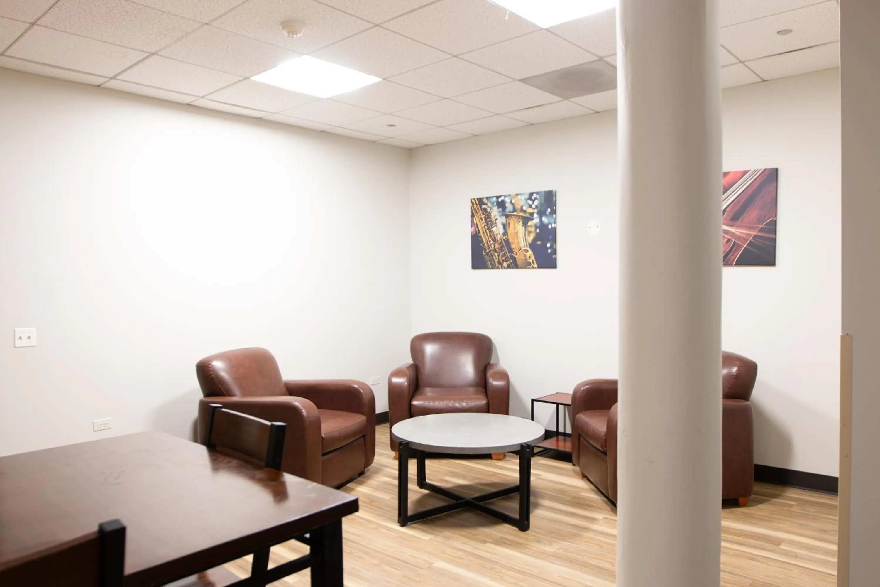 Living room in HI Chicago Hostel