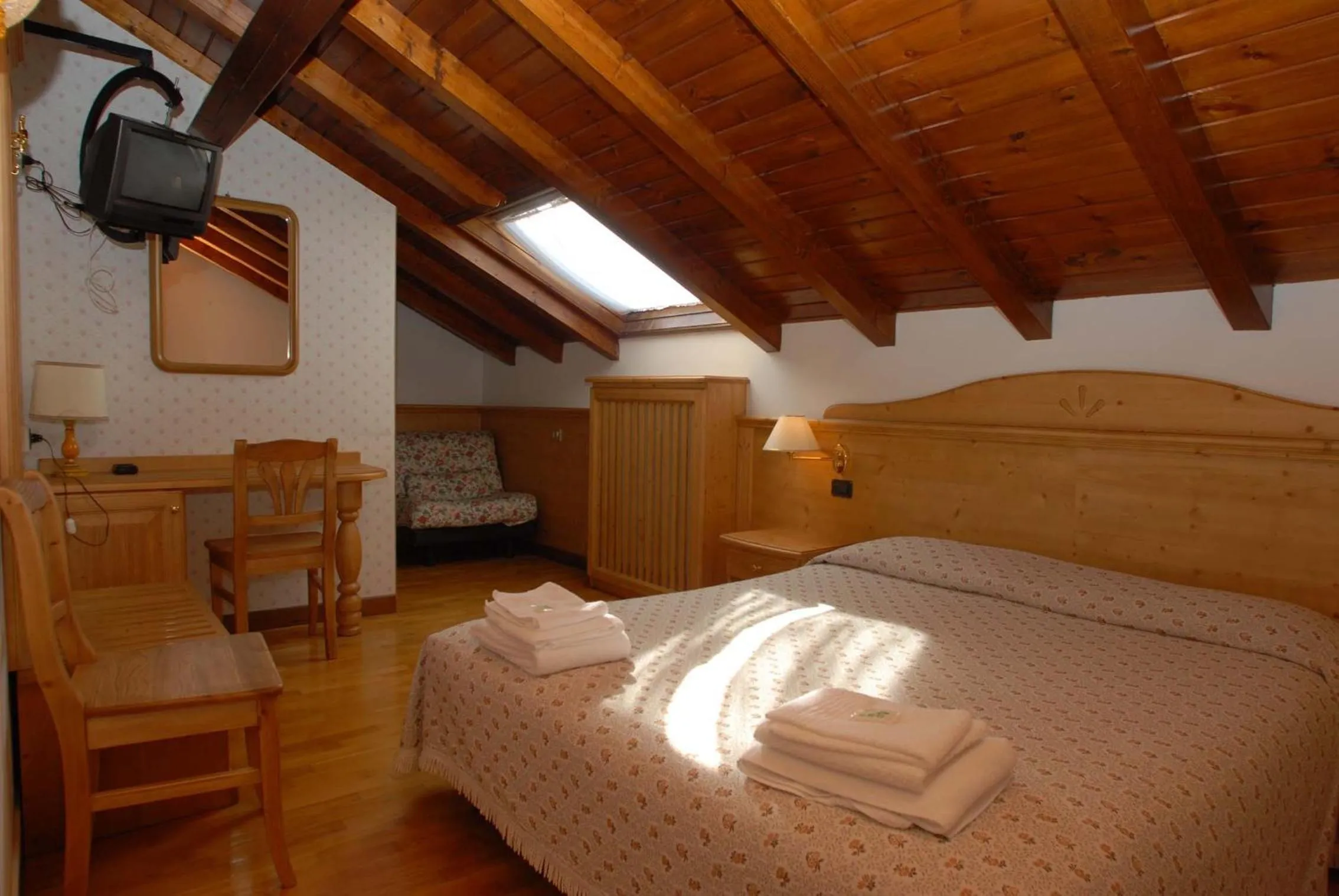 Bed in Hotel Alpi - Foza
