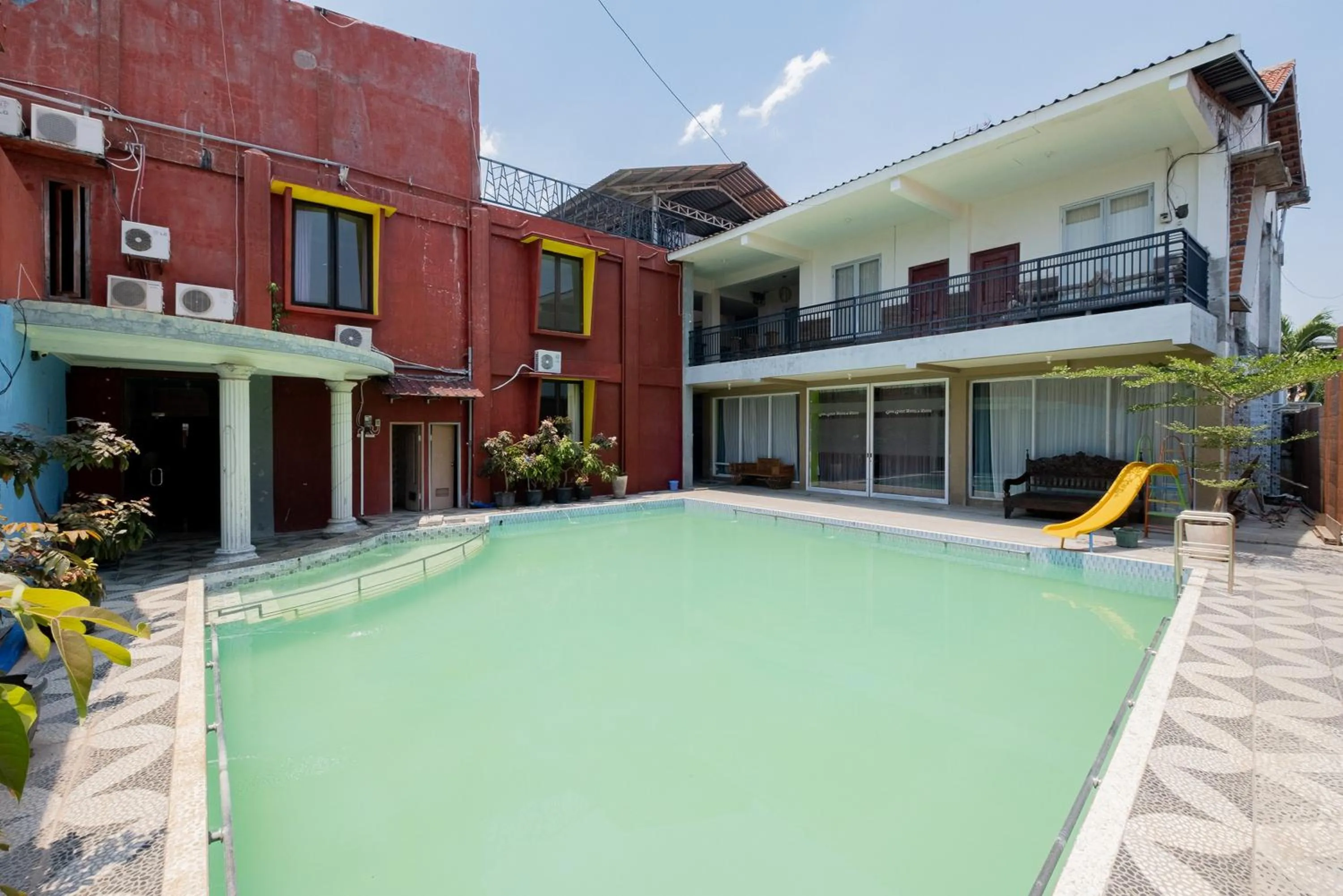 Swimming pool in RedDoorz Syariah at Jalan Sunan Giri Tuban