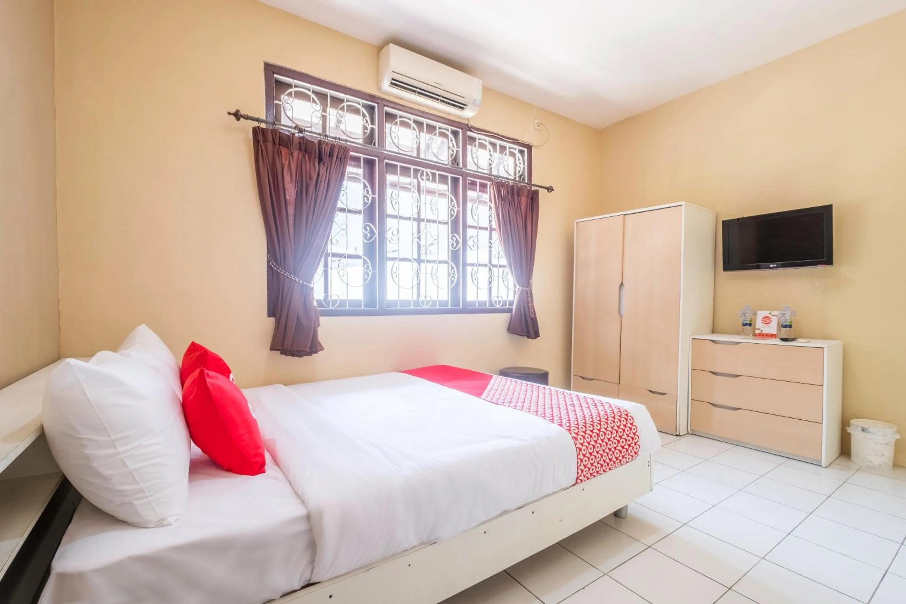 Deluxe Double Room in Super OYO 1568 Stasiun Ka Cirebon Guest House