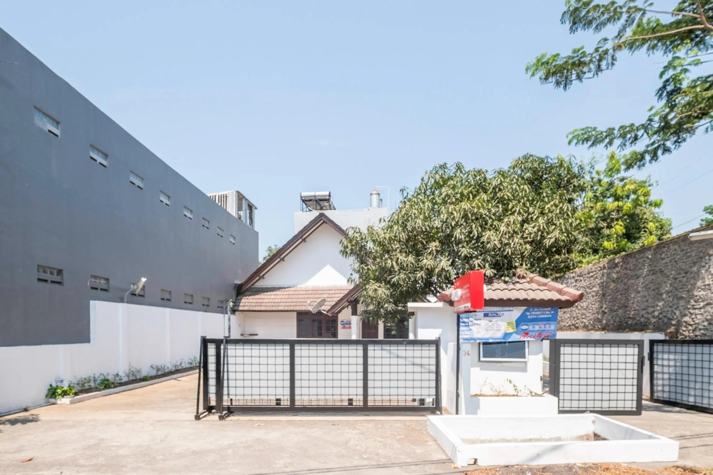 Facade/entrance in Super OYO 1568 Stasiun Ka Cirebon Guest House