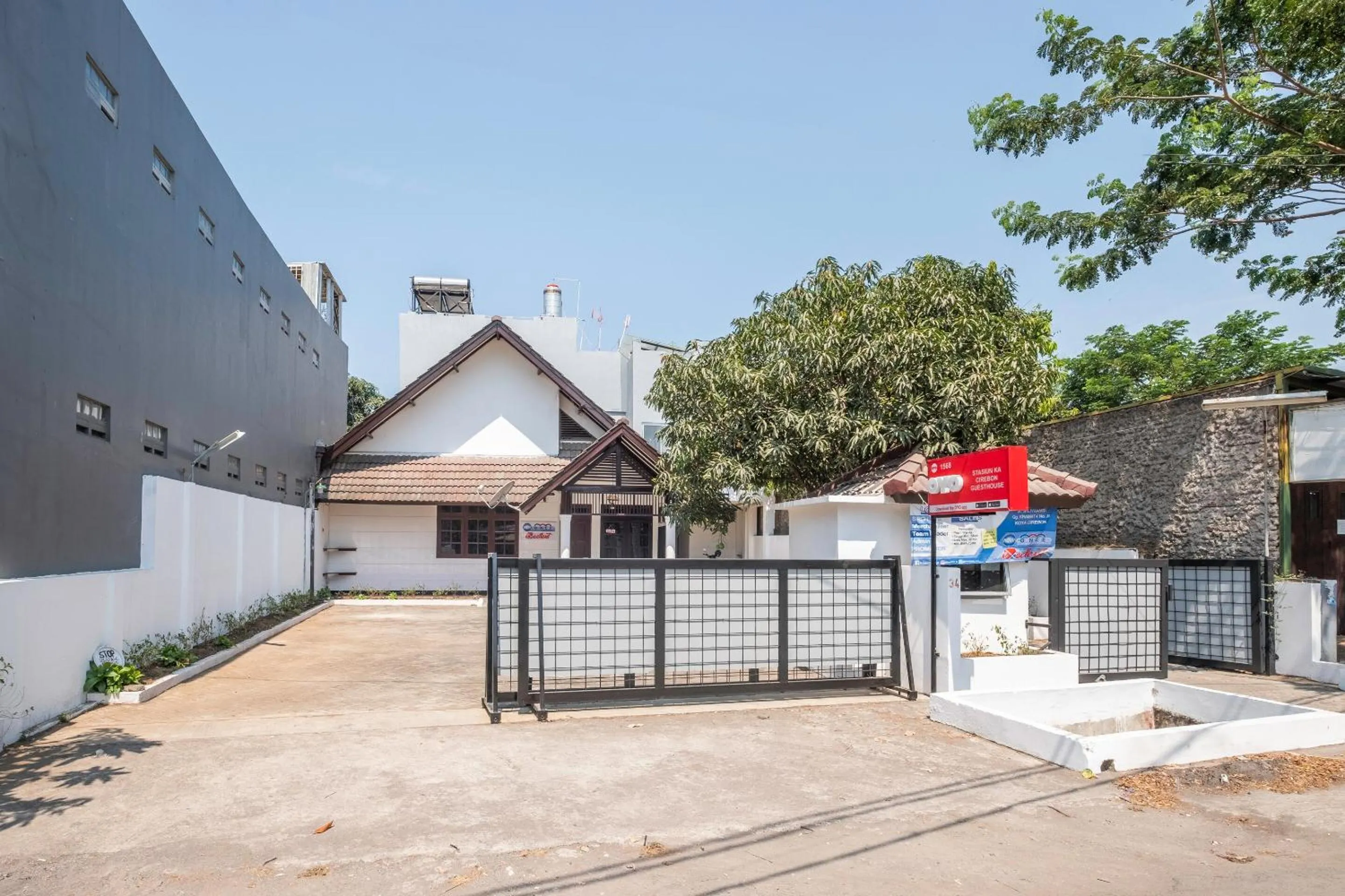 Facade/entrance in Super OYO 1568 Stasiun Ka Cirebon Guest House