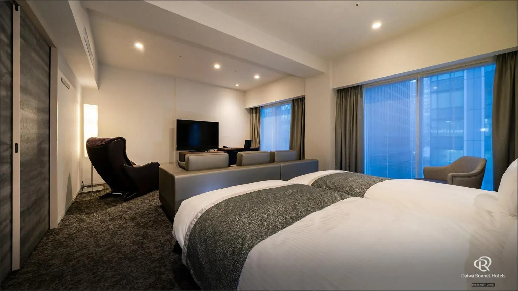 Photo of the whole room, Bed in Daiwa Roynet Hotel Tokyo Kyobashi PREMIER Photo of the whole room, Bed in Daiwa Roynet Hotel Tokyo Kyobashi PREMIER