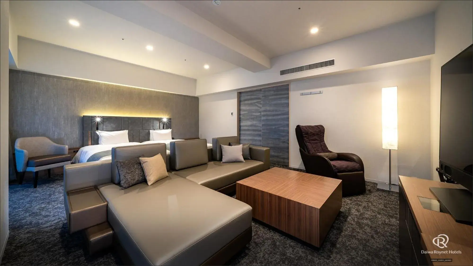 Photo of the whole room, Bed in Daiwa Roynet Hotel Tokyo Kyobashi PREMIER Photo of the whole room, Bed in Daiwa Roynet Hotel Tokyo Kyobashi PREMIER