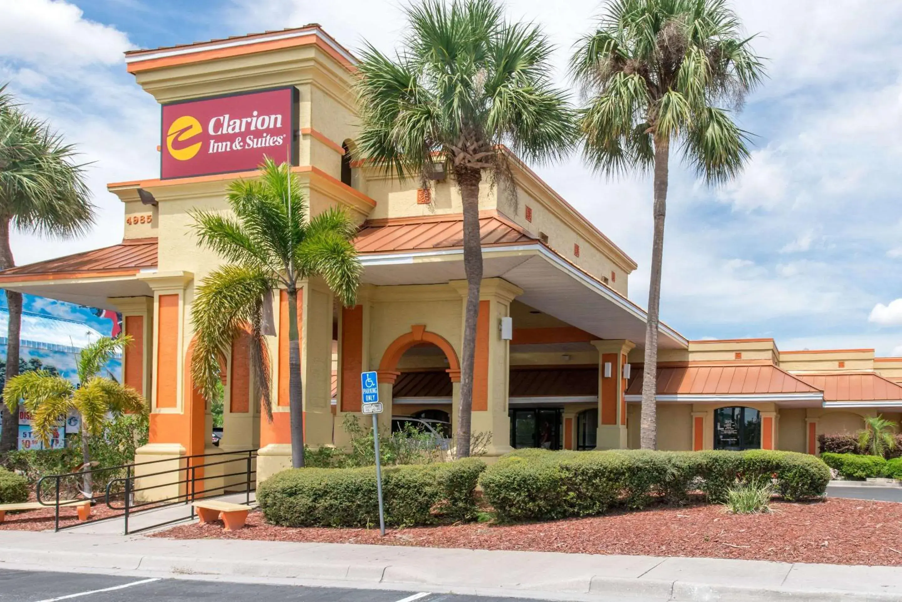Property building in Clarion Inn & Suites Kissimmee-Lake Buena Vista South
