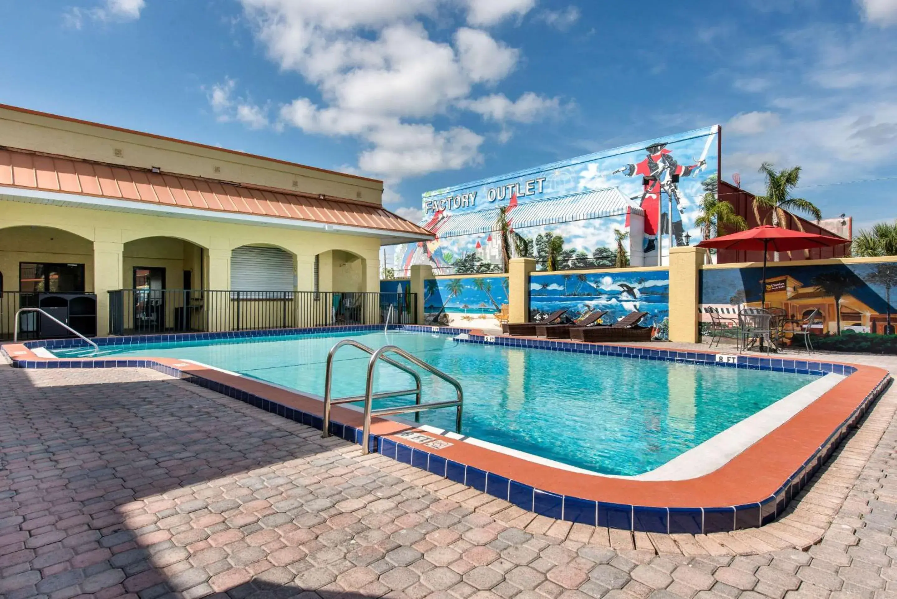 On site, Swimming Pool in Clarion Inn & Suites Kissimmee-Lake Buena Vista South