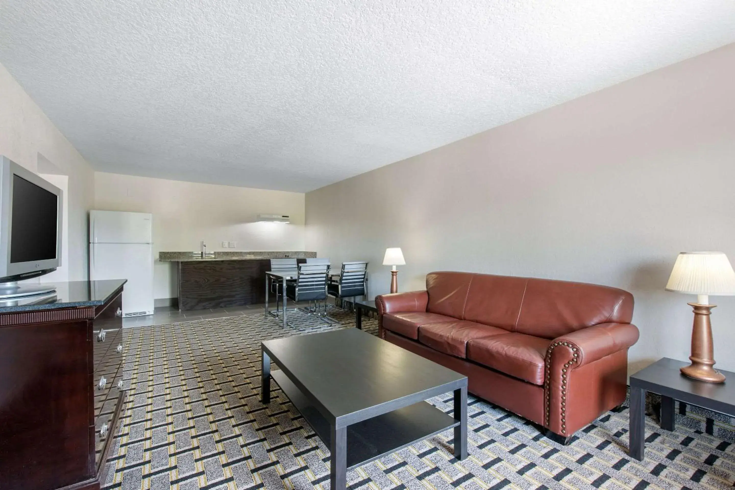 Photo of the whole room, Seating Area in Clarion Inn & Suites Kissimmee-Lake Buena Vista South