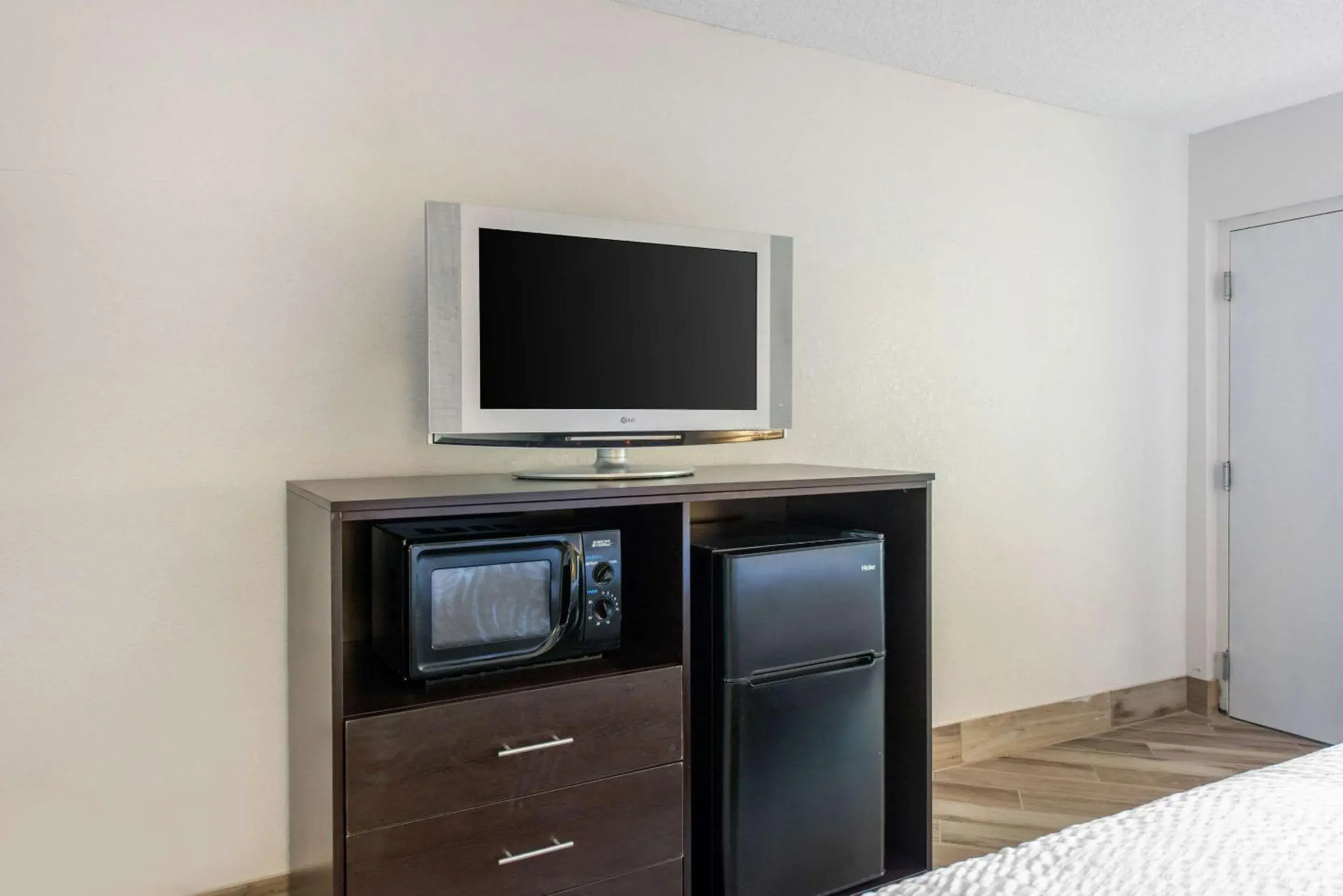 Photo of the whole room, TV/Entertainment Center in Clarion Inn & Suites Kissimmee-Lake Buena Vista South