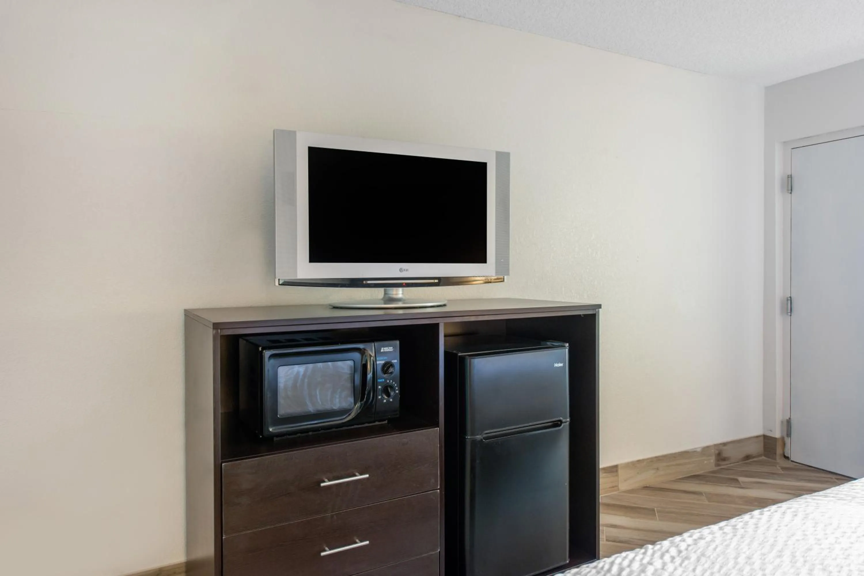 TV and multimedia in Clarion Inn & Suites Kissimmee-Lake Buena Vista South