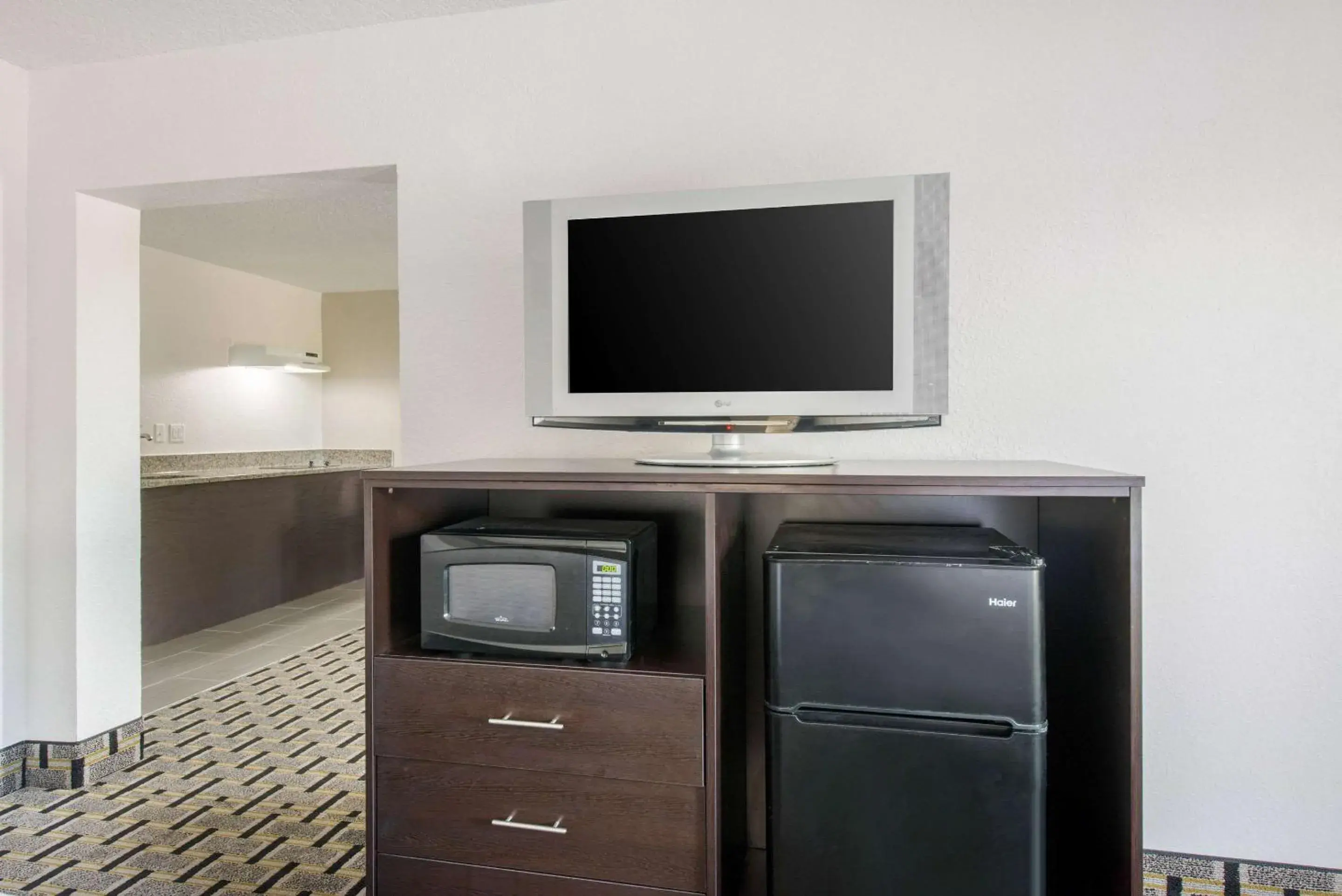 Photo of the whole room, TV/Entertainment Center in Clarion Inn & Suites Kissimmee-Lake Buena Vista South