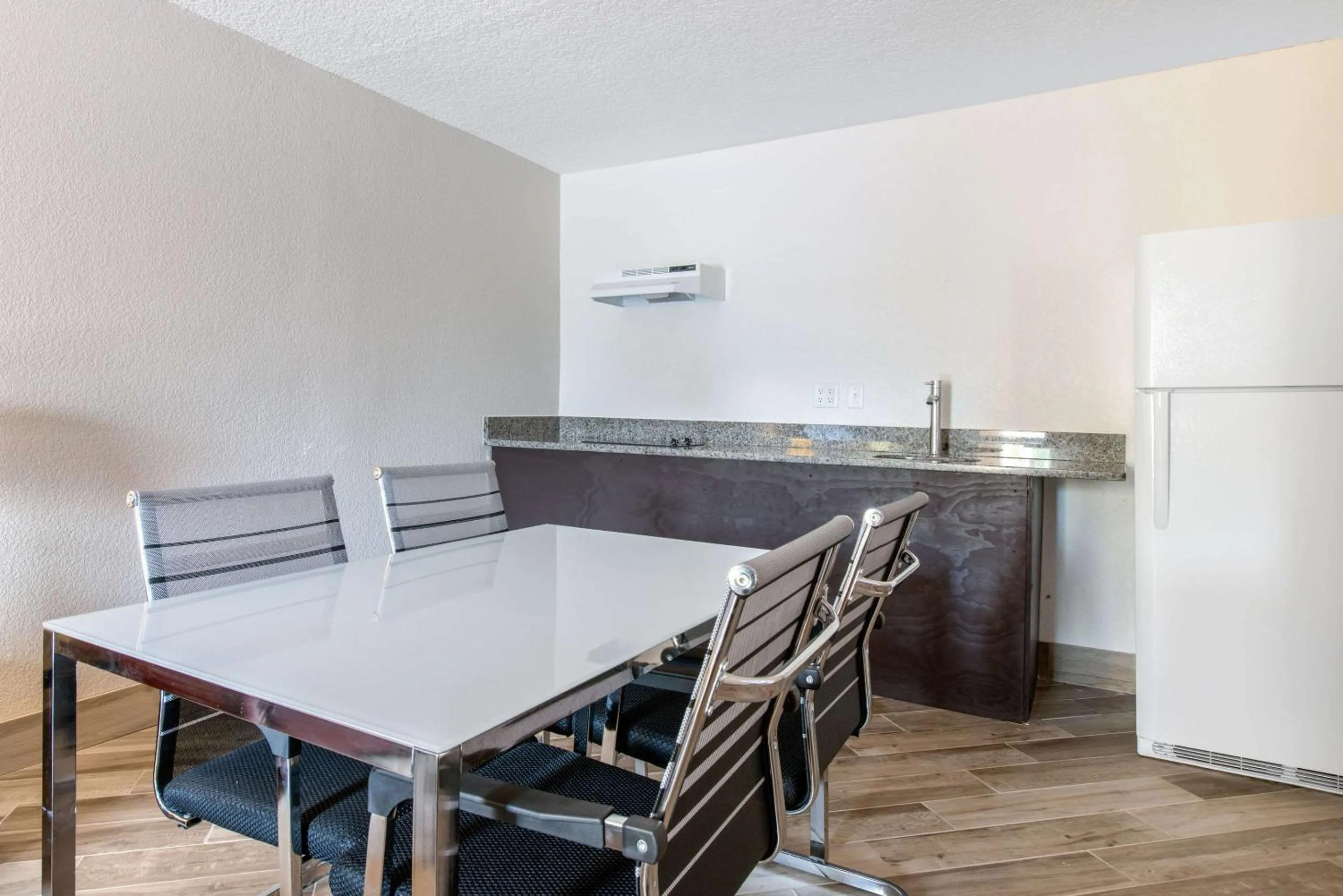 Photo of the whole room in Clarion Inn & Suites Kissimmee-Lake Buena Vista South