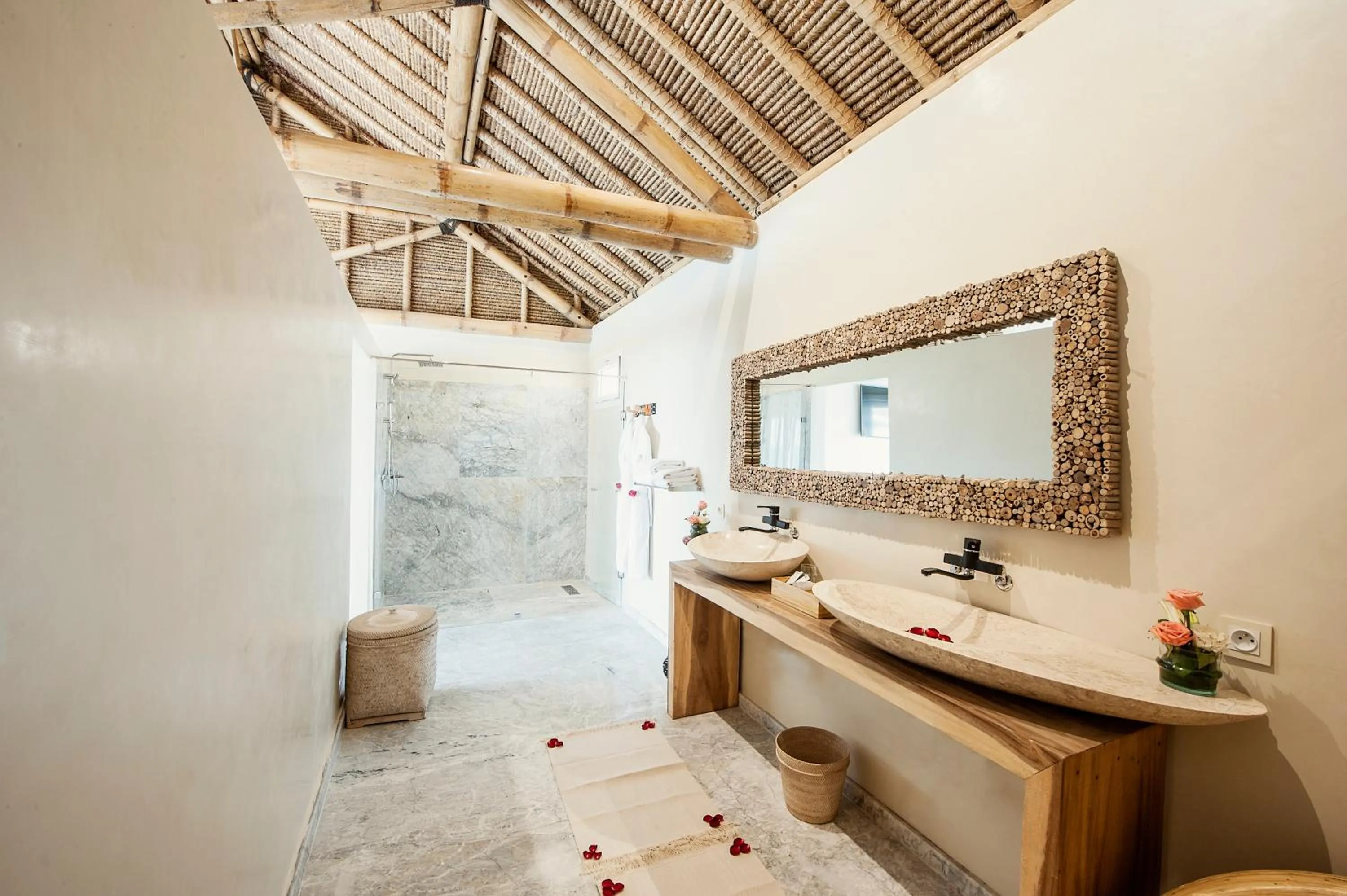 Bathroom in La Crique Nature & Spa