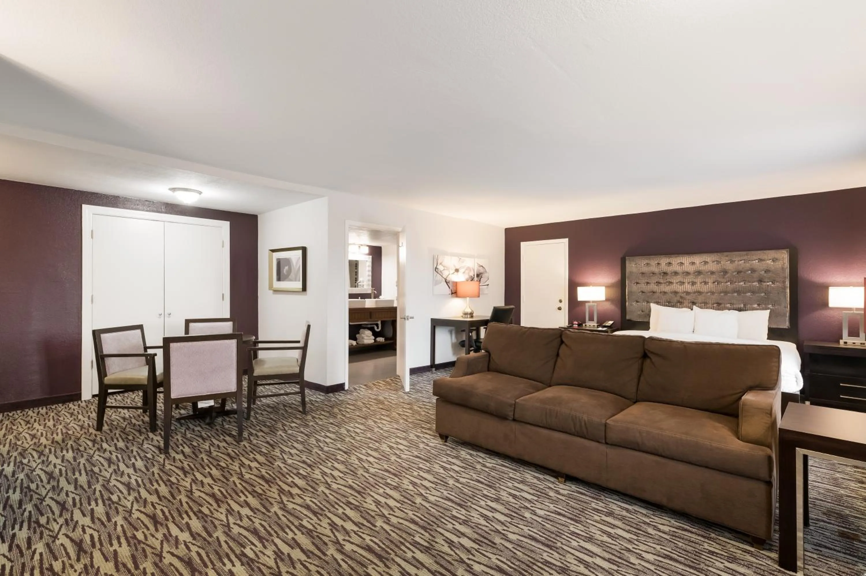 Bedroom in Clarion Inn & Suites Across From Universal Orlando Resort