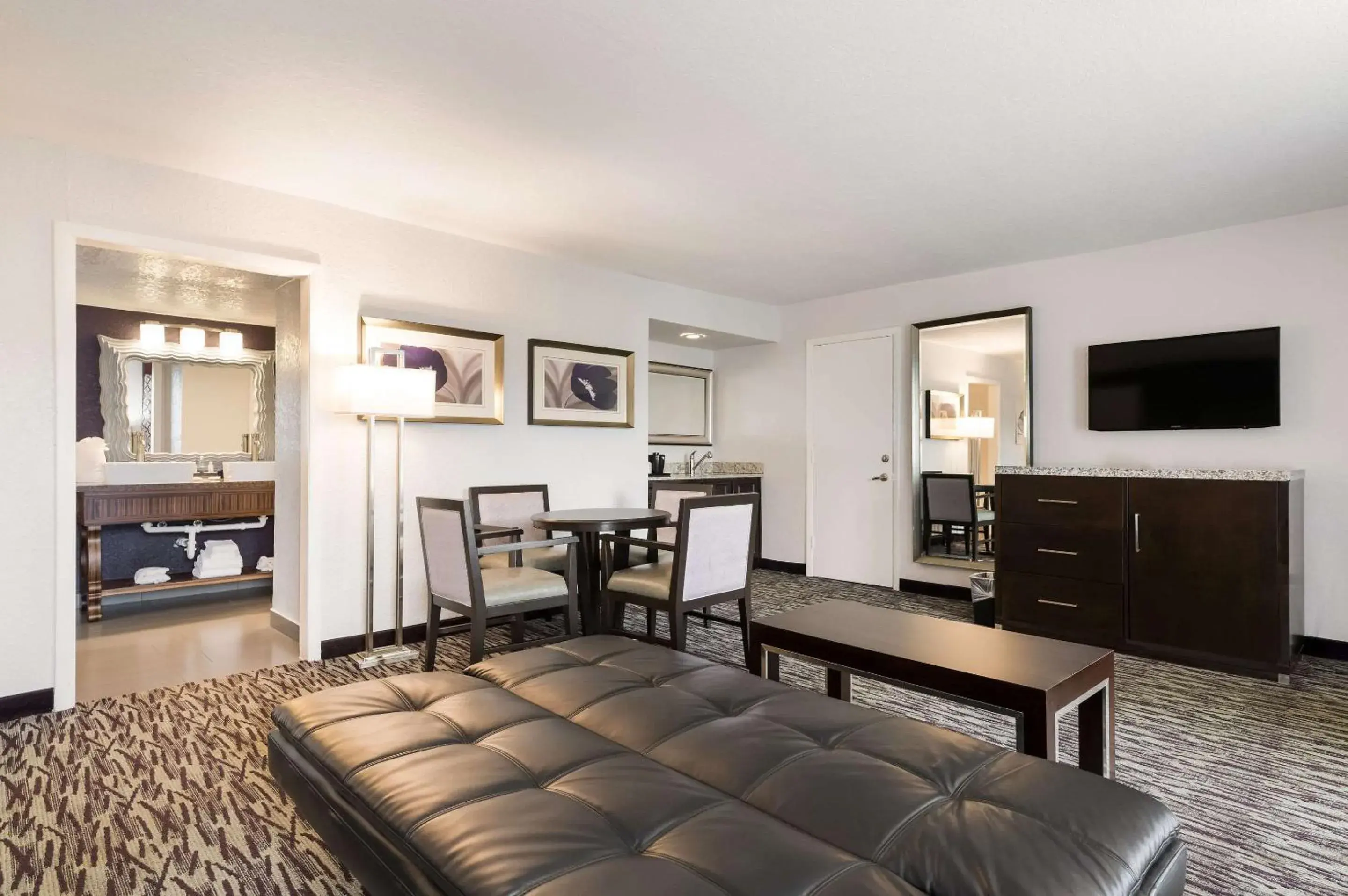 Bedroom in Clarion Inn & Suites Across From Universal Orlando Resort Bedroom in Clarion Inn & Suites Across From Universal Orlando Resort