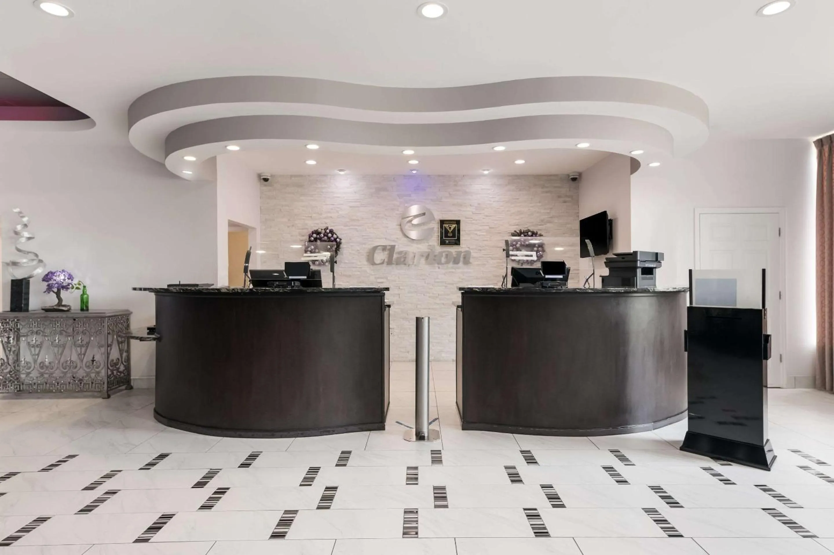Lobby or reception in Clarion Inn & Suites Across From Universal Orlando Resort