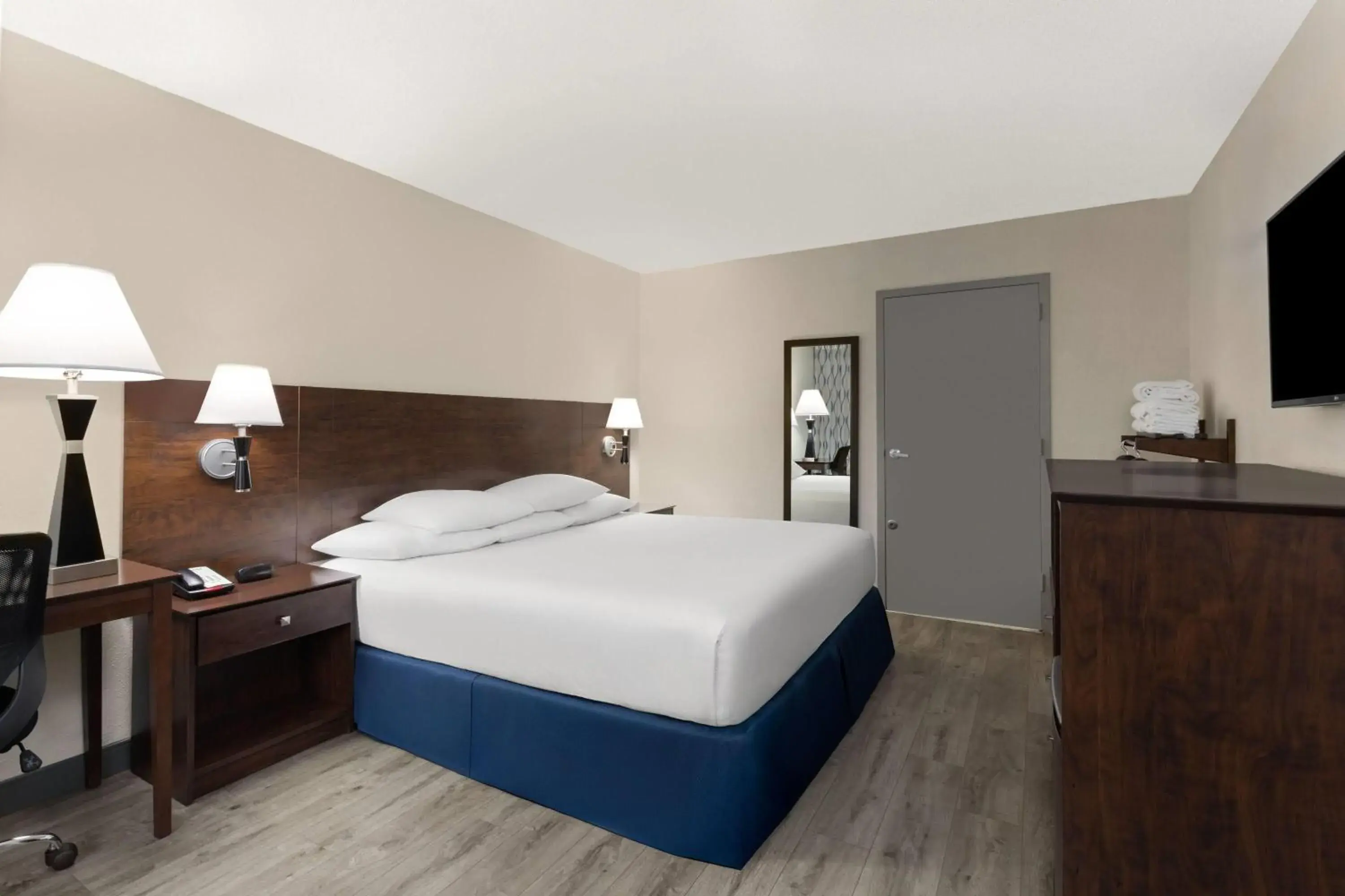 Photo of the whole room, Bed in Days Inn by Wyndham Orlando Conv. Center/International Dr Photo of the whole room, Bed in Days Inn by Wyndham Orlando Conv. Center/International Dr