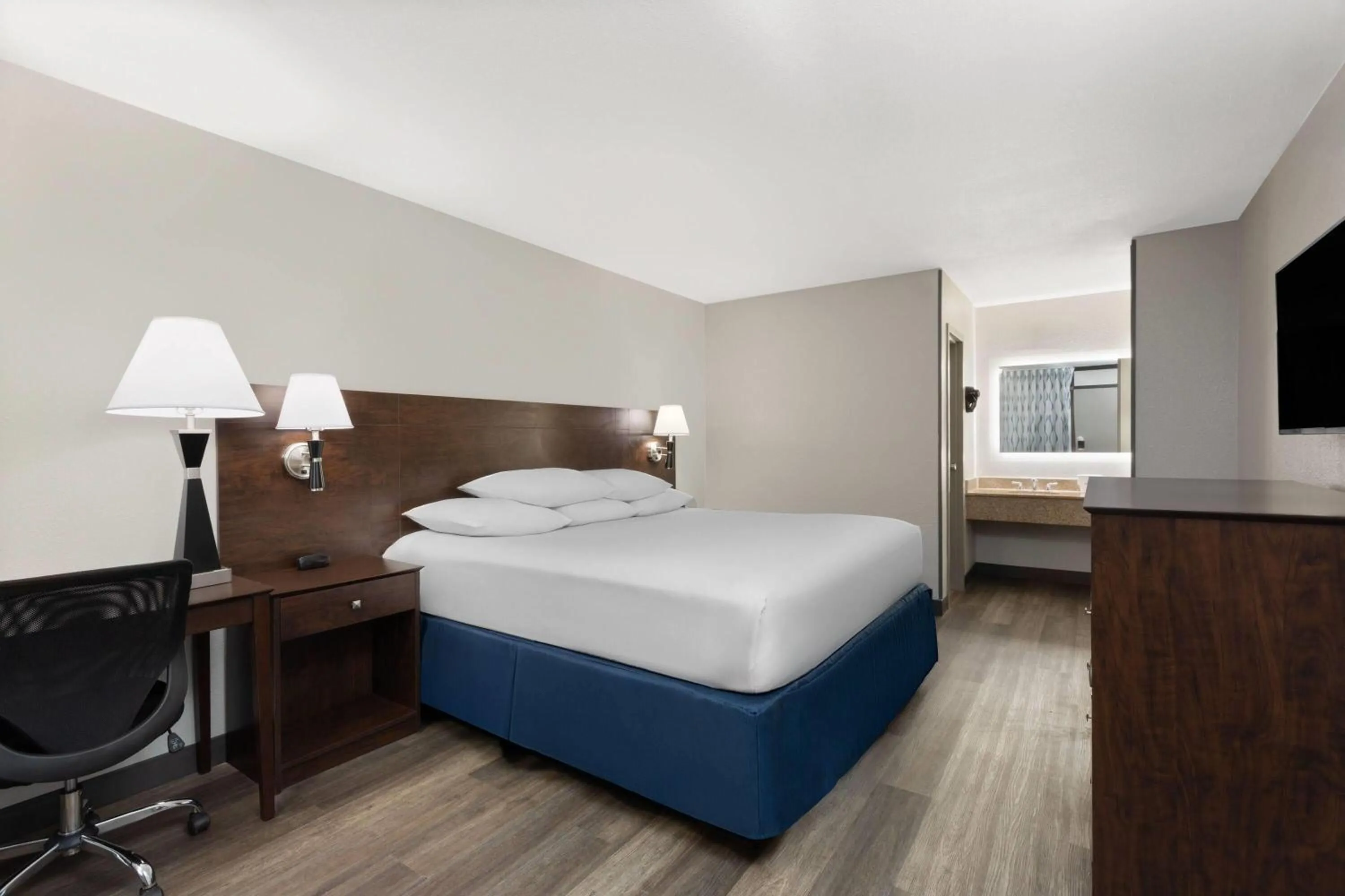 Photo of the whole room, Bed in Days Inn by Wyndham Orlando Conv. Center/International Dr