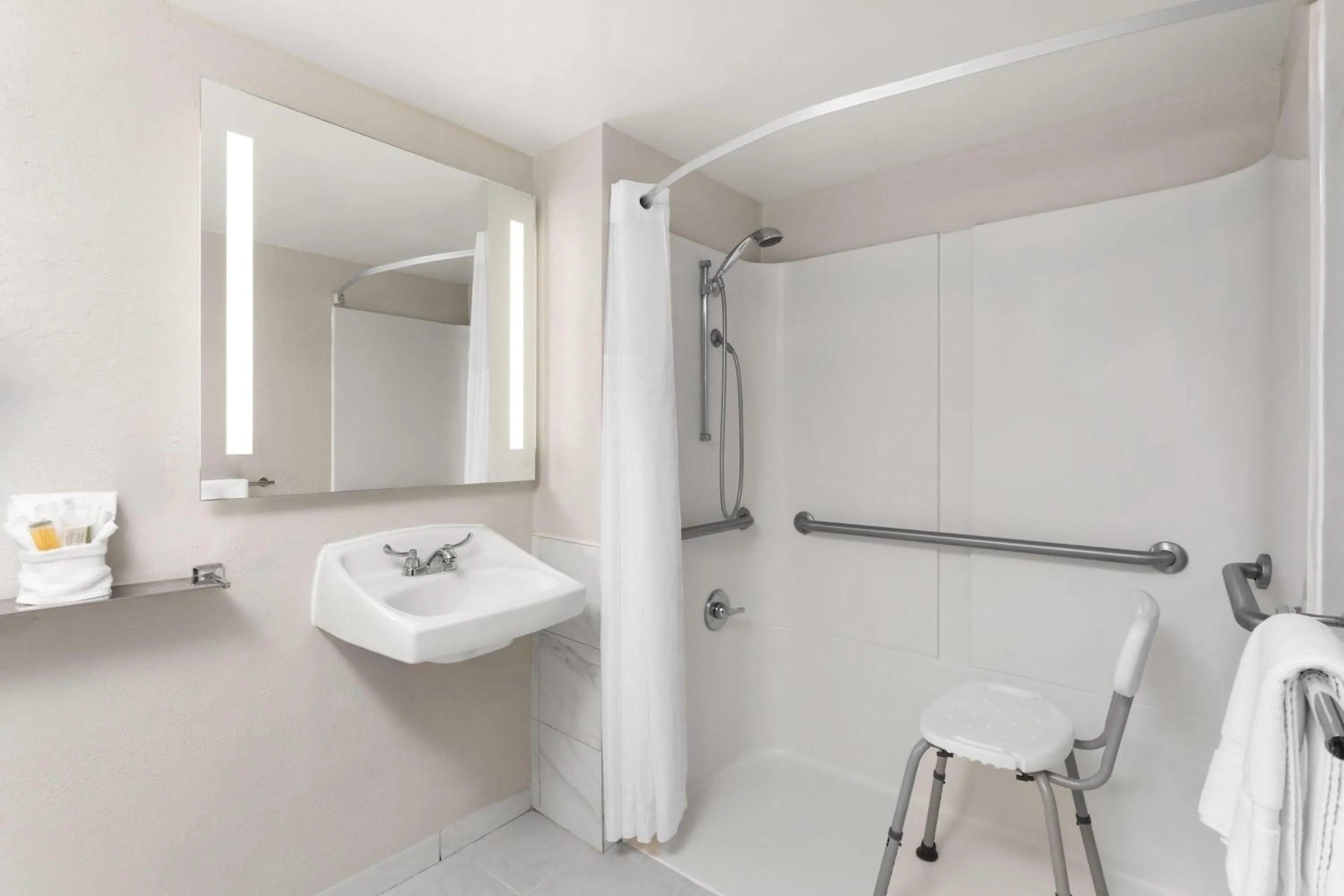 Shower in Days Inn by Wyndham Orlando Conv. Center/International Dr