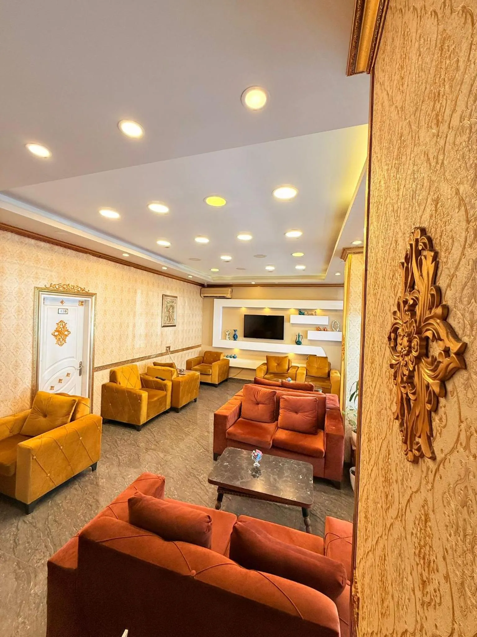 Communal lounge/ TV room in HİSAR HOTEL