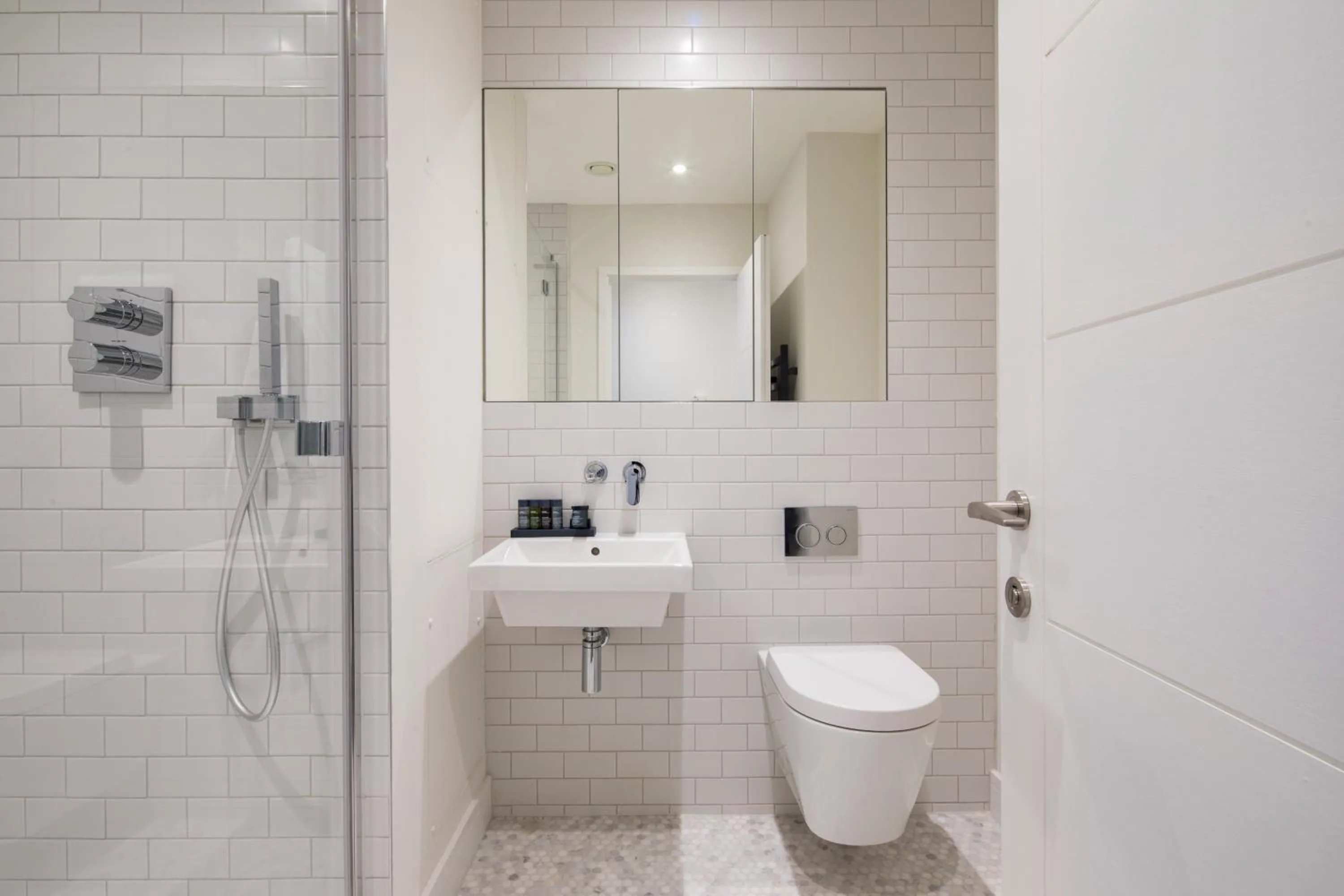 Shower in Hausd - Leicester Square