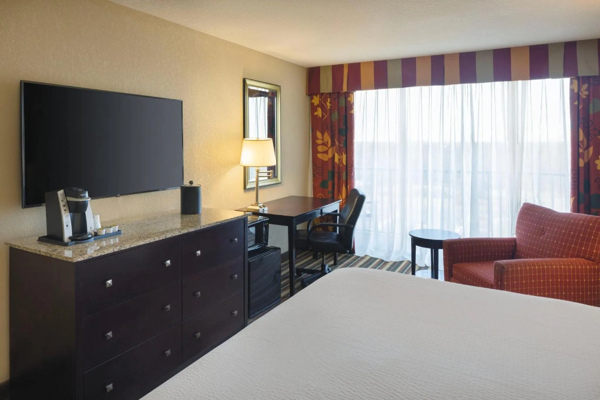Photo of the whole room, Bed in Holiday Inn & Suites Orlando SW - Celebration Area by IHG