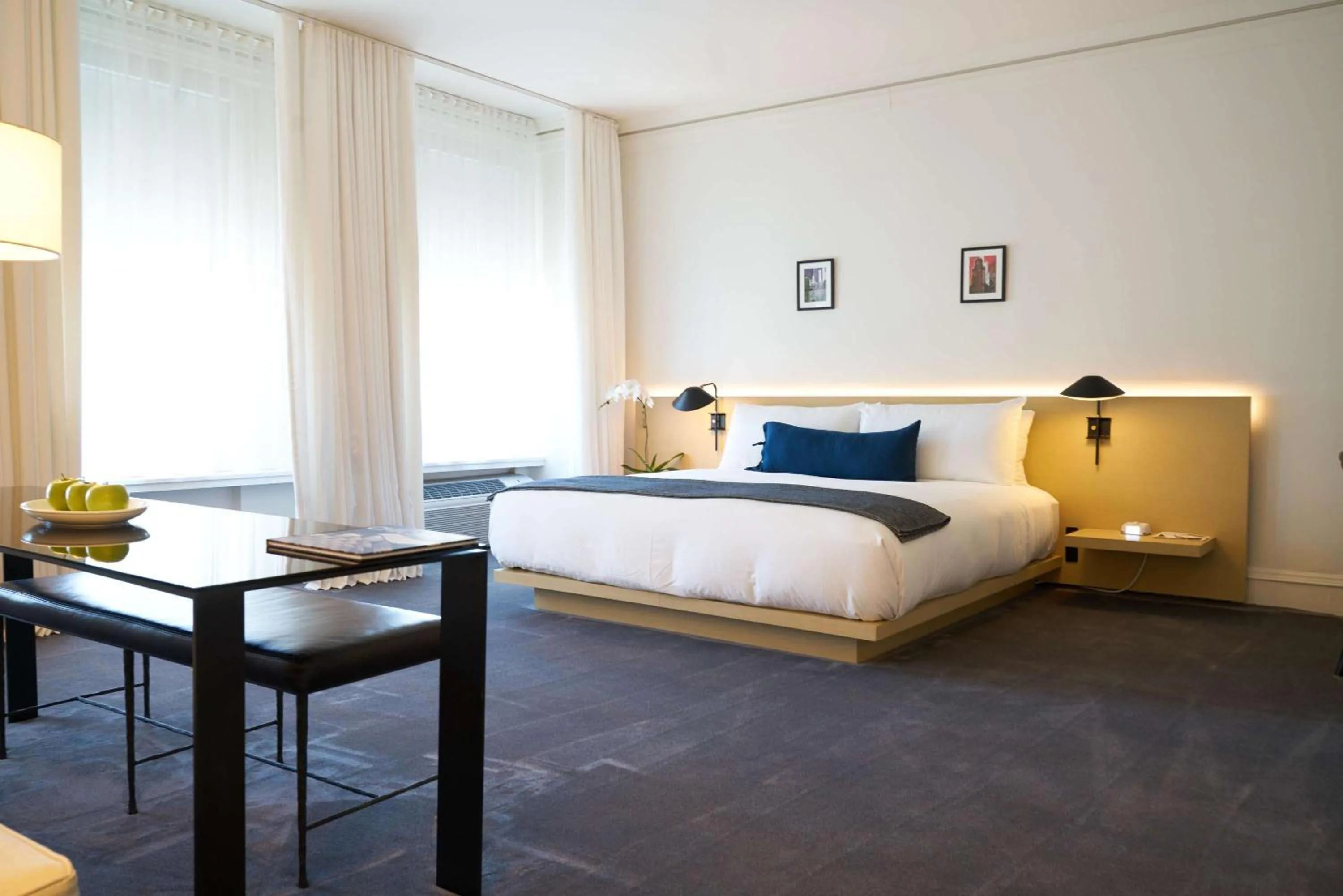 Photo of the whole room in Ambassador Chicago, part of JdV by Hyatt