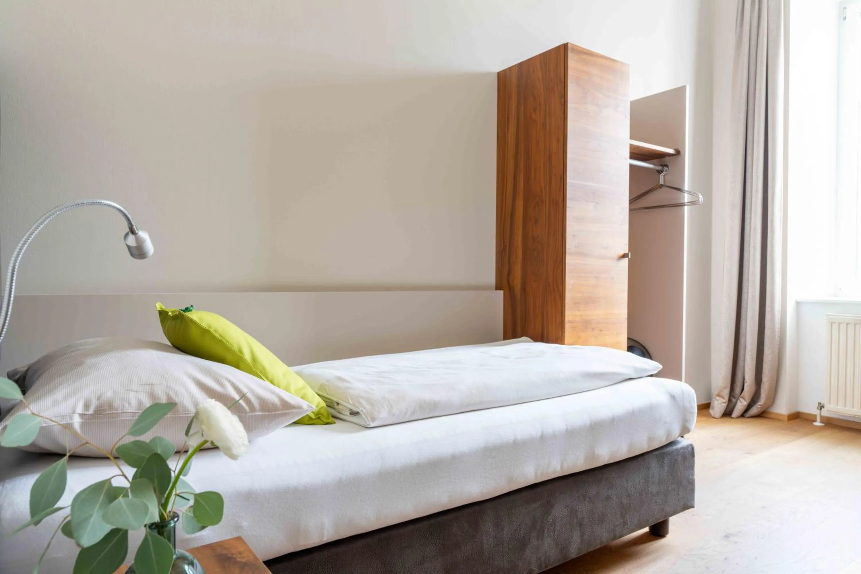 Photo of the whole room, Bed in eee Hotel Perg