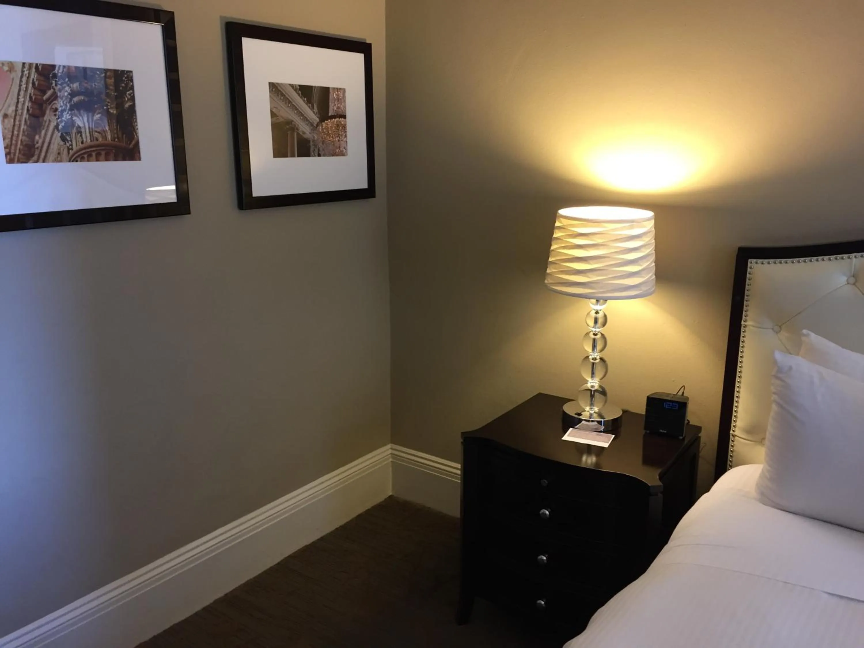 Bed in Kensington Park Hotel