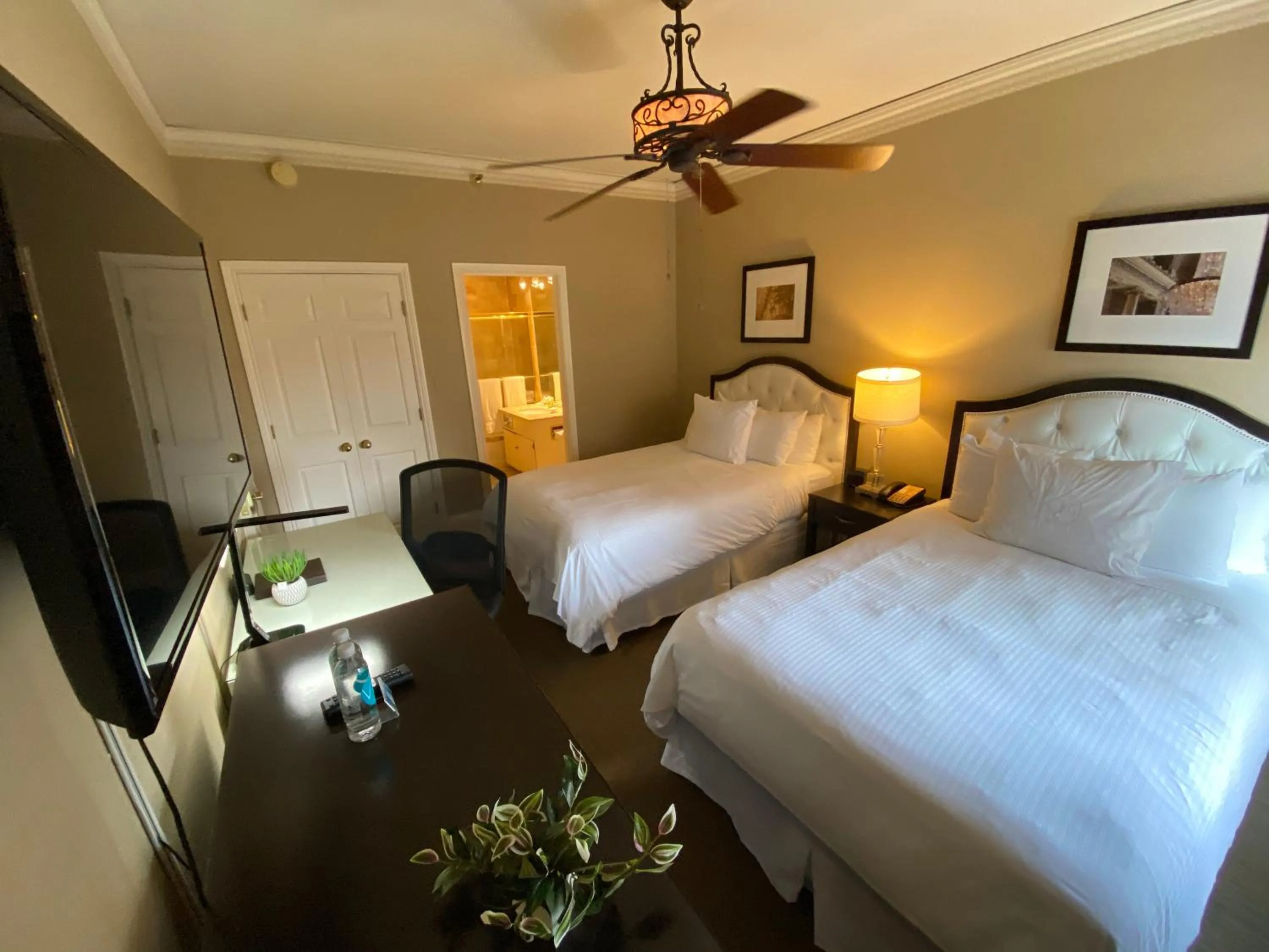 Photo of the whole room, Bed in Kensington Park Hotel