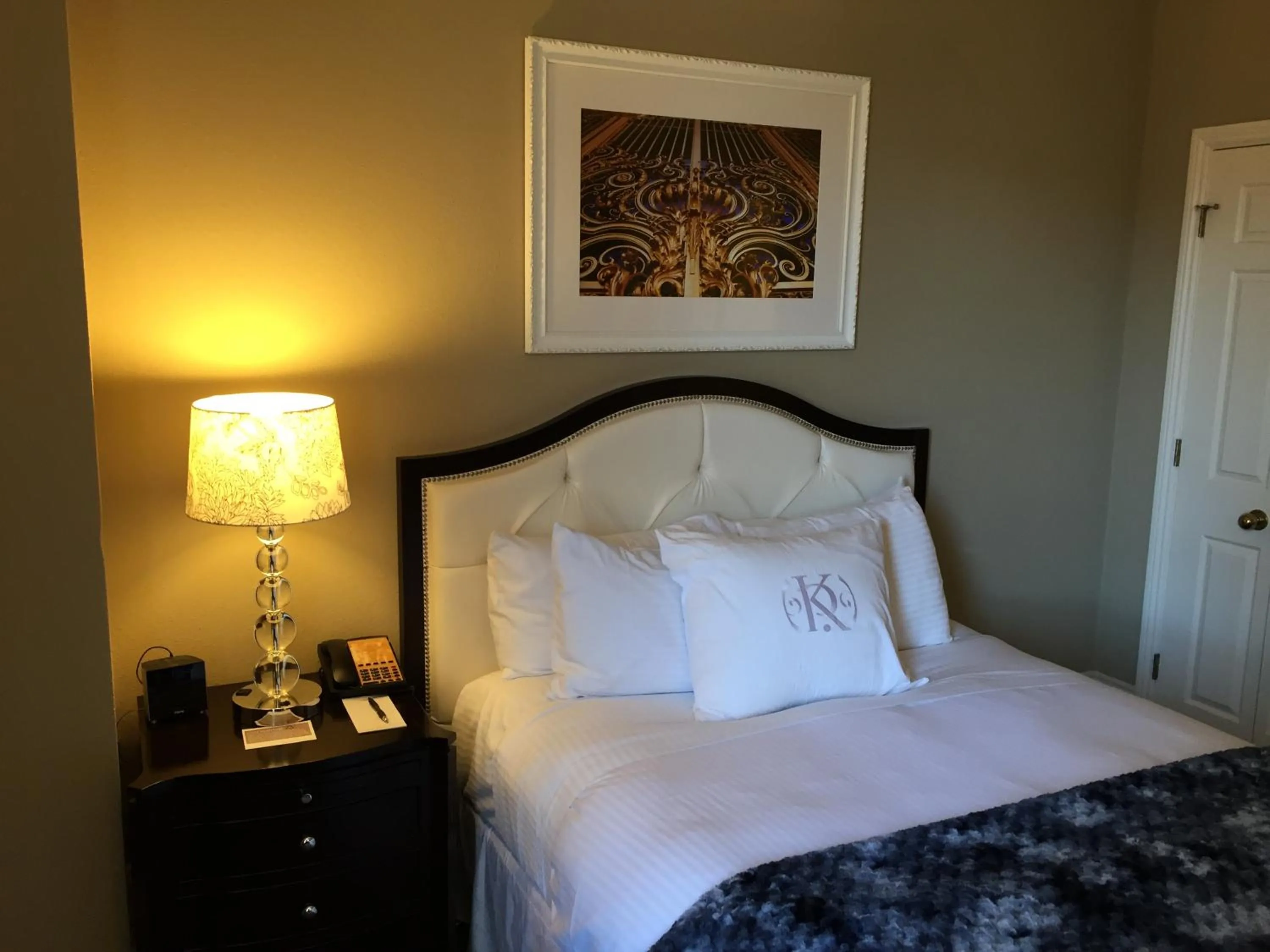 Bed in Kensington Park Hotel